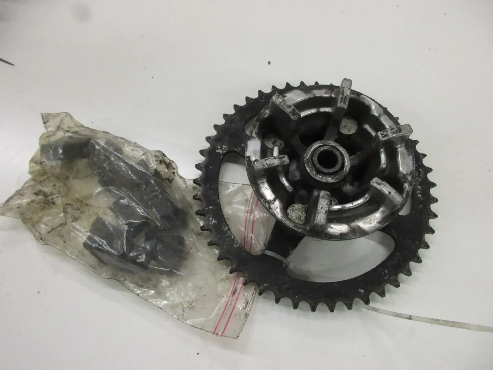 Kettenradträger mit Ruckdämpfer 2. Suzuki GSX 600 F GN 72 B Felge Antriebsgummi - Bild 1