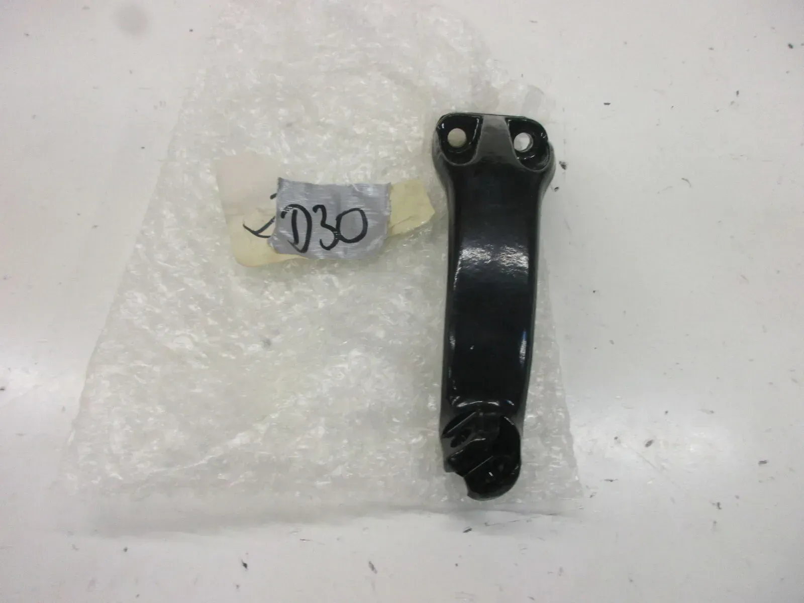 Fußrastenhalter links Fußrastenbrücke 42972-04 D30 Harley Davidson XL 883_1200 - Bild 1