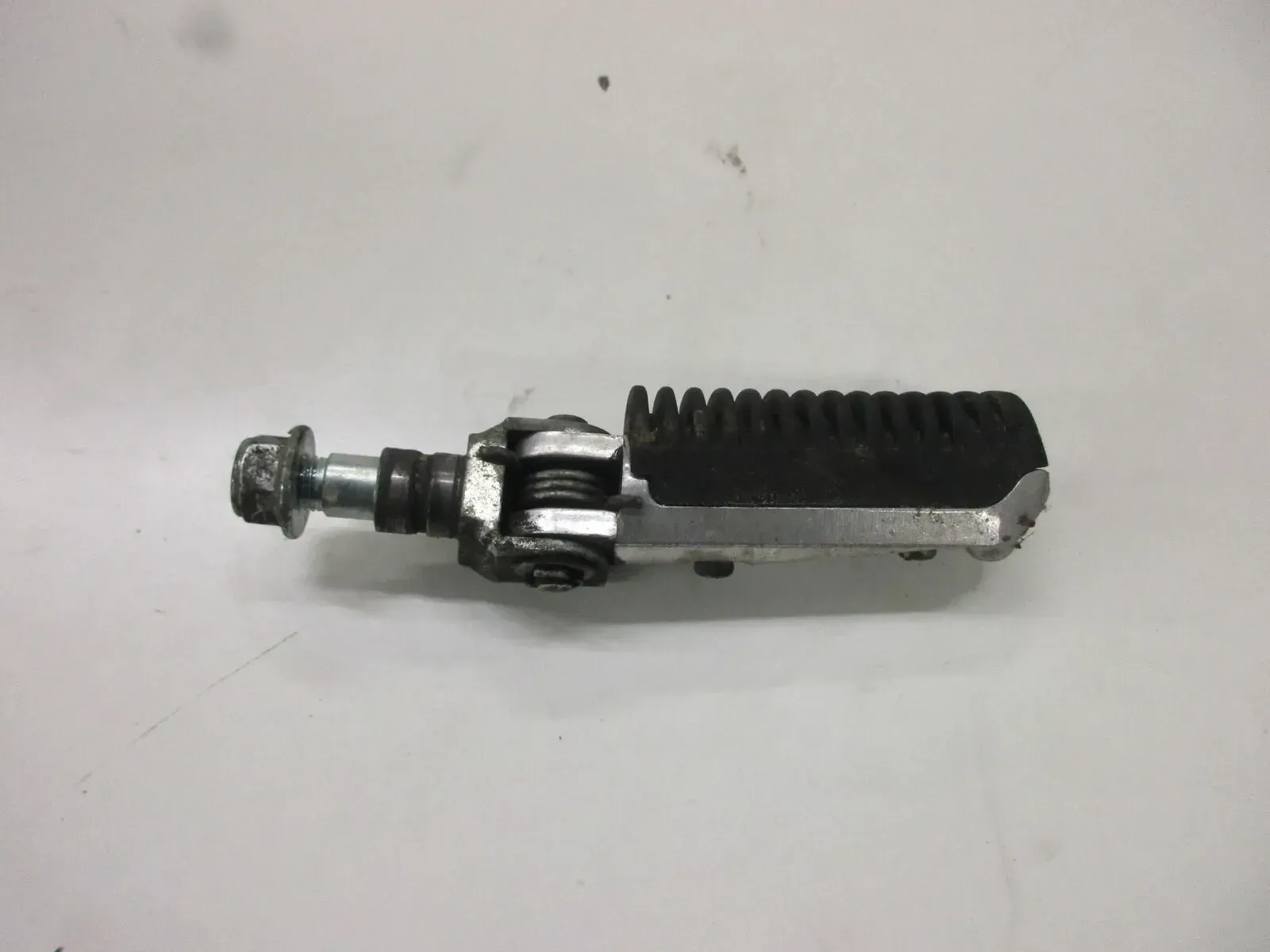 Suzuki RF 600 R GN 76 B Fußraste vorne rechts Fussraste Fahrerraste footrest - Bild 1