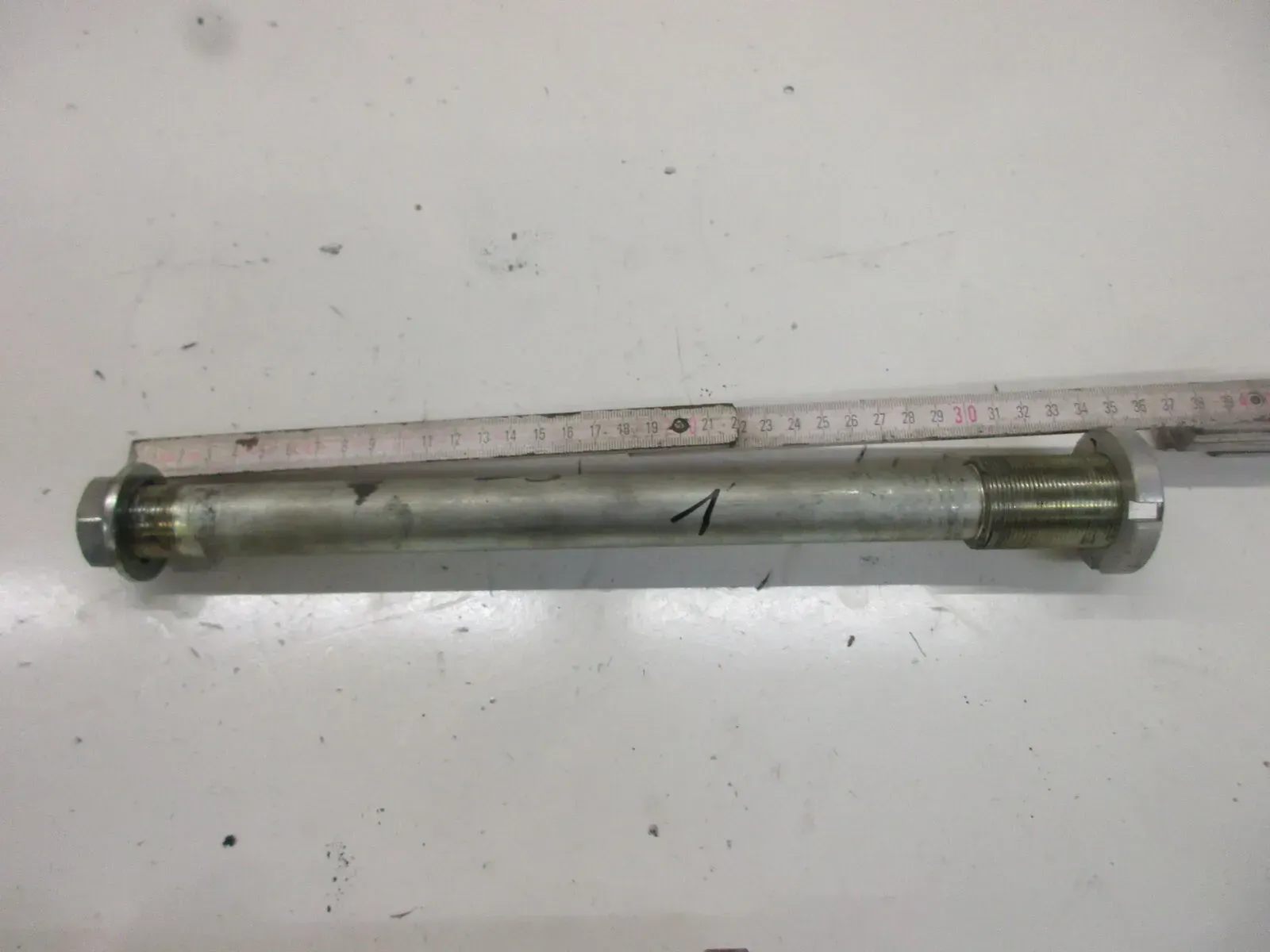 1. Kawasaki Z 1000 ZRT 00 A Schwingenachse Achse Schraube Rahmen Schwinge Bolzen - Bild 1