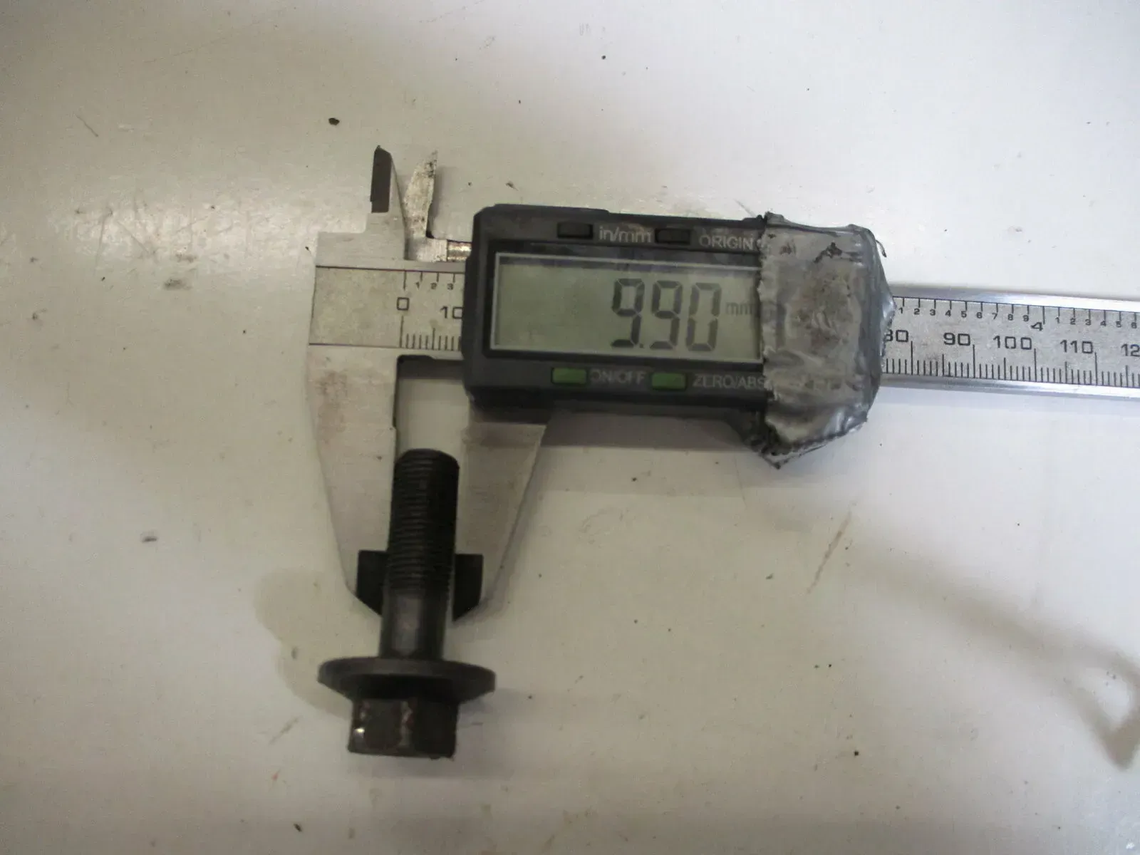 Honda CB 650 C_SC RC 08 Polradschraube M10x44 mm Schraube Bolzen Lichtmaschine - Bild 1