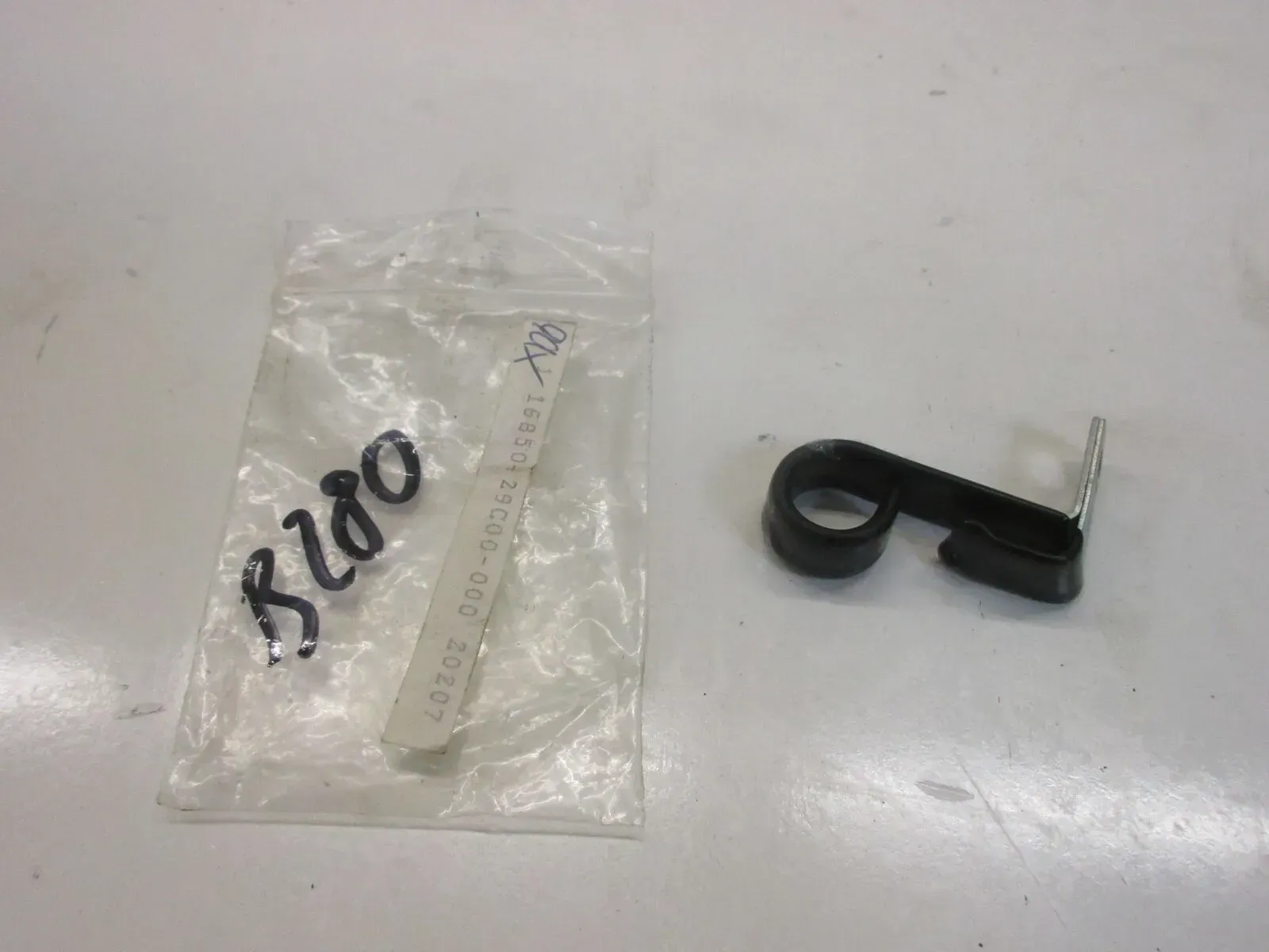 B280. Suzuki AH 50 AP 50 Klammer Halter Bügel Befestigung Rahmen 16850-29C00 - Bild 1