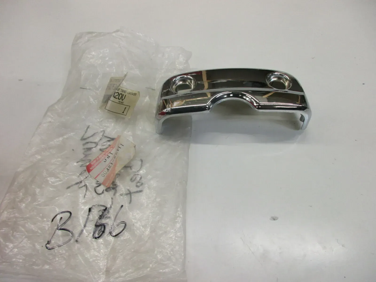 B166. Suzuki GZ 125 Abdeckung rechts Zylinderkopf Motor Motordeckel 11172-12F00 - Bild 1