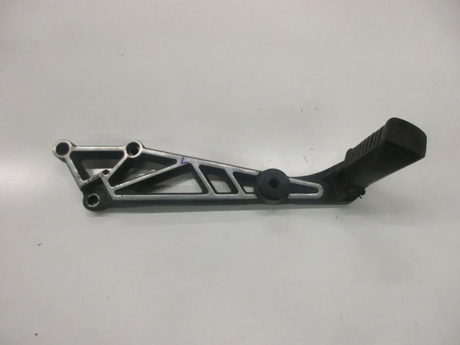 3. Kawasaki GPZ 305 EX305A BD Fußraste hinten links mit Fußrastenhalter - Bild 1