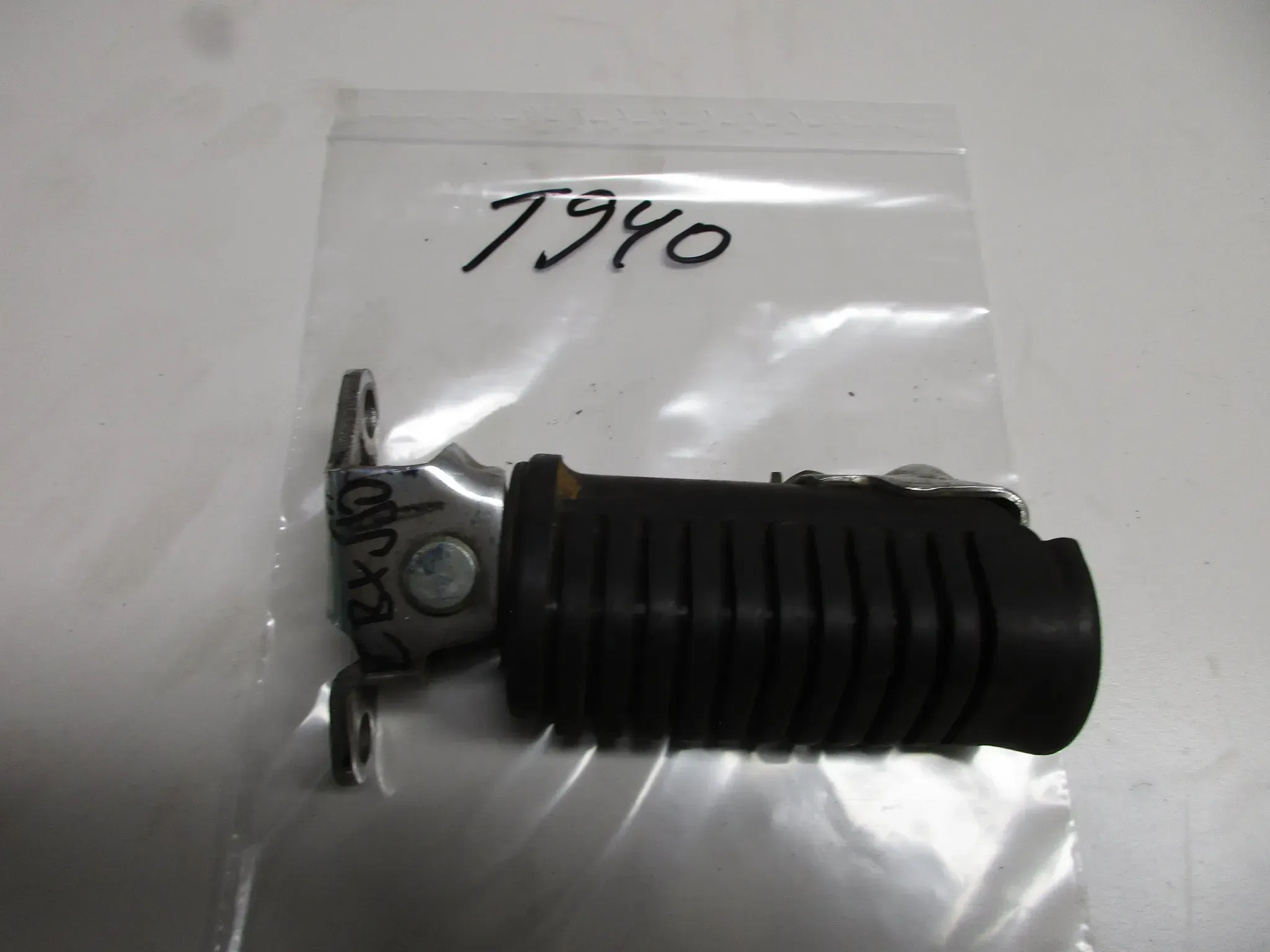 T940 Honda CBX 550 F PC 04 Soziusraste hinten rechts Fussraste right - Bild 1