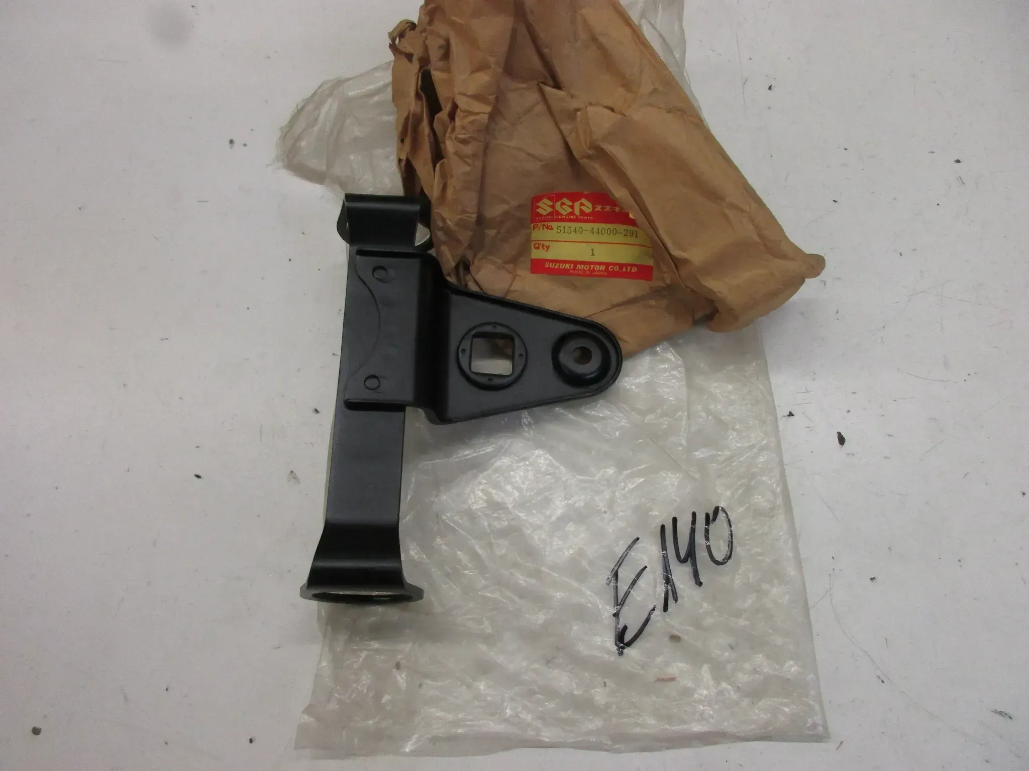 E140. Suzuki GS 400 Scheinwerferhalter Lampenhalter 51540-44000-291 links Träger - Bild 1