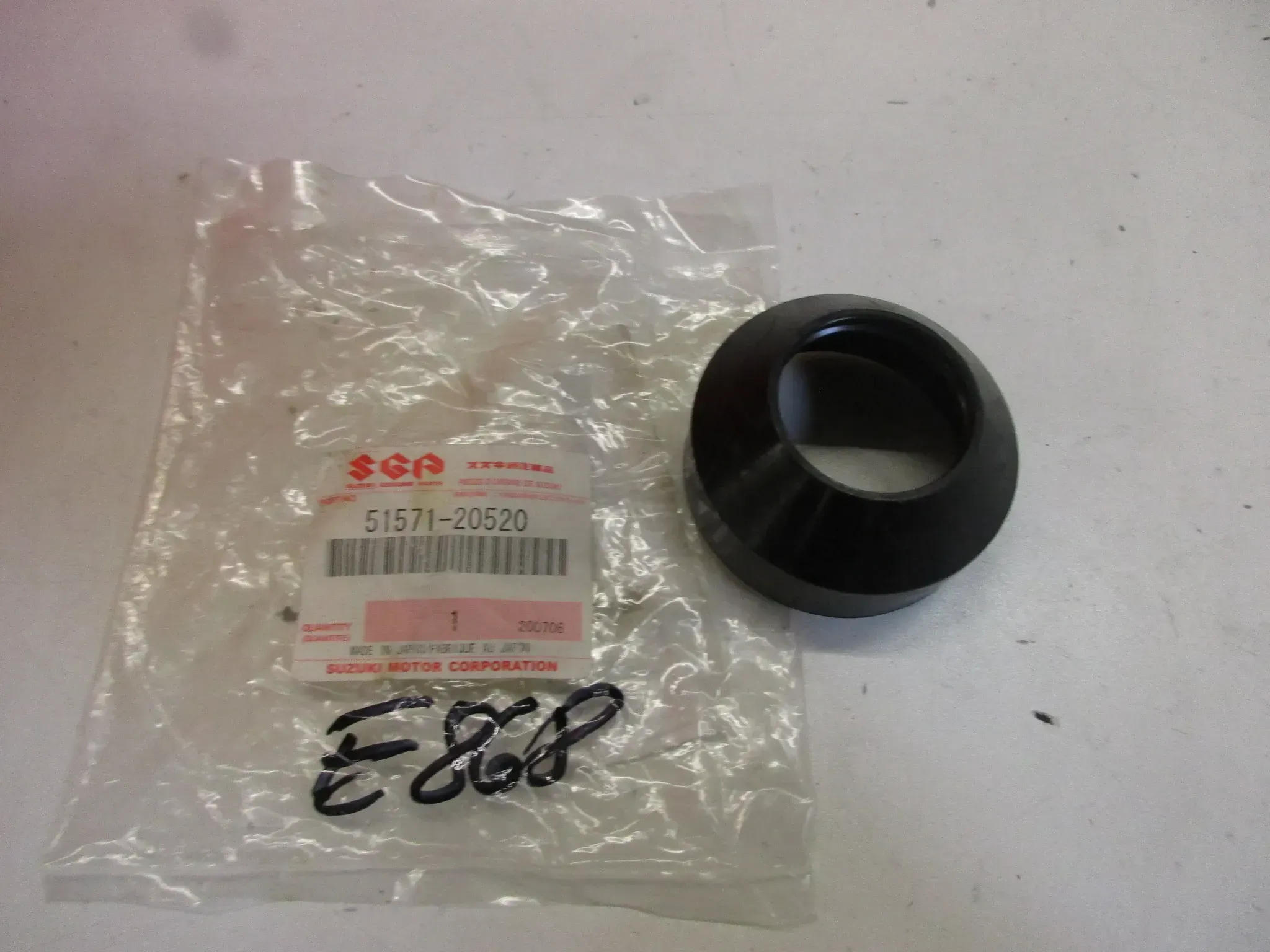 E868. Suzuki GT 550_750 Staubkappe Gabel 51571-20520 Dichtung Standrohr fork - Bild 1
