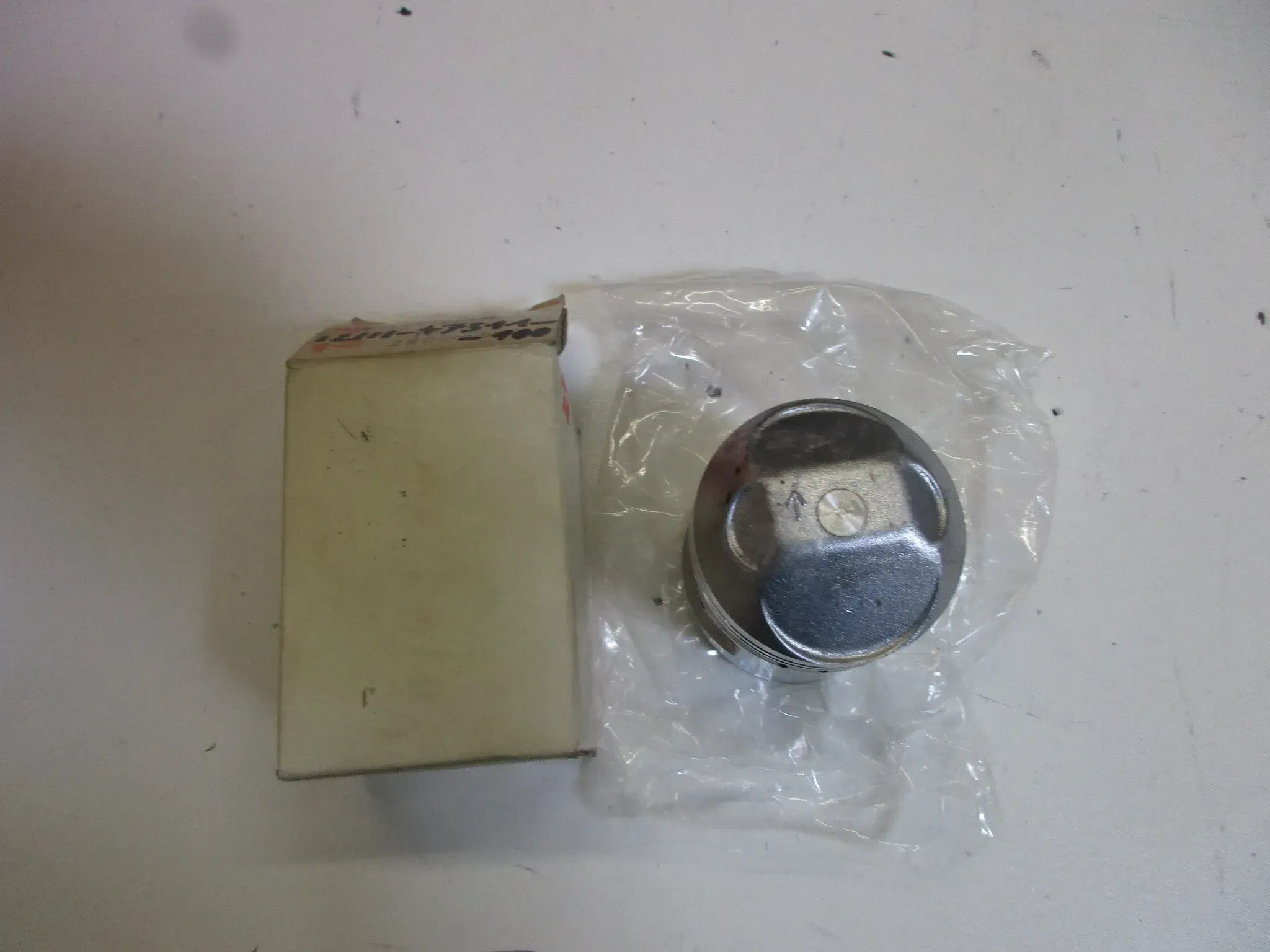 E542. Suzuki GS 550 E_D_L Kolben 12111-47311-100 Übergröße 1,0 Original piston - Bild 1