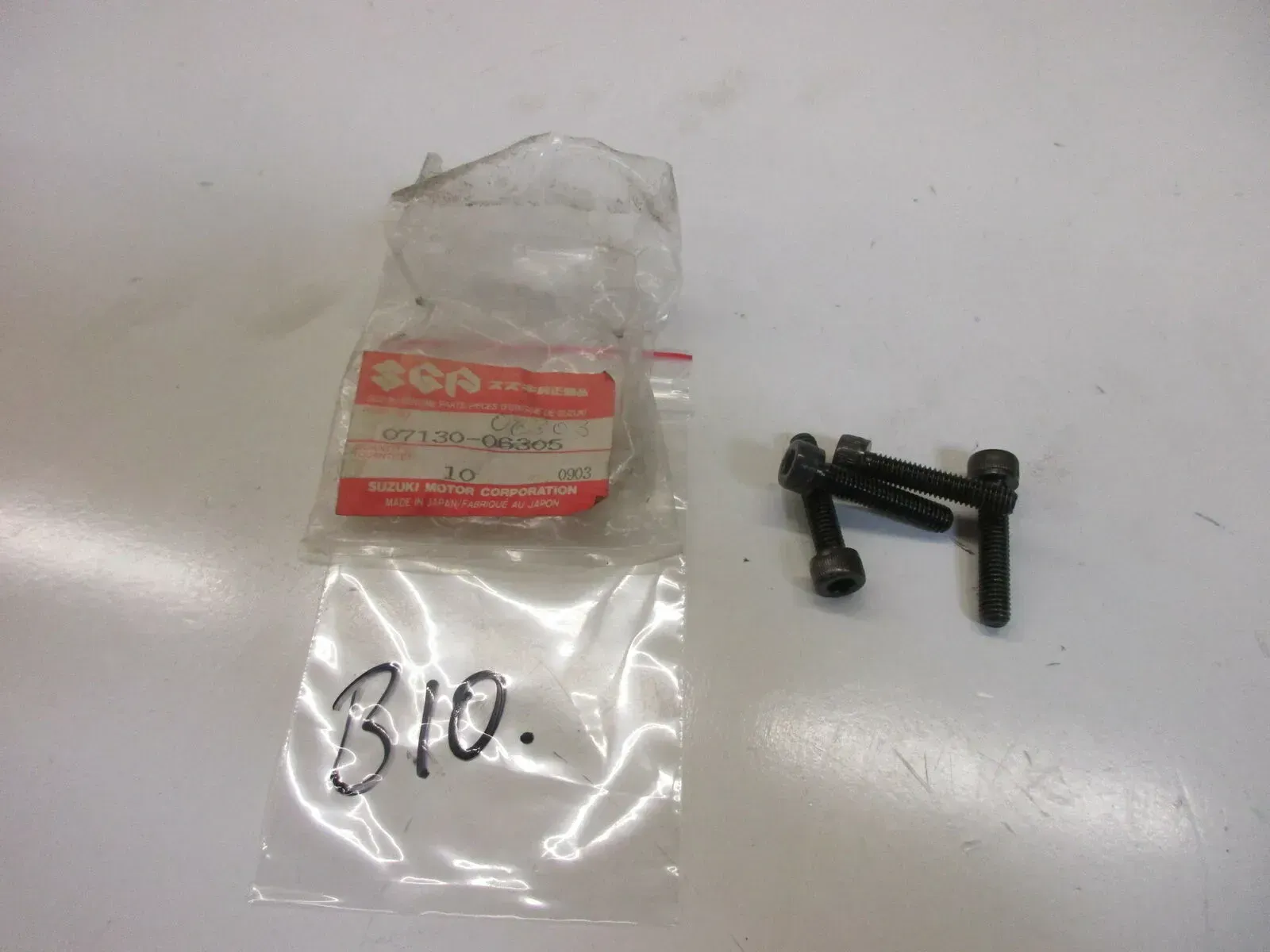 B10. Suzuki LT-A 700 Schraube Motordeckel Motor Motorgehäuse bolt 07130-06303 - Bild 1
