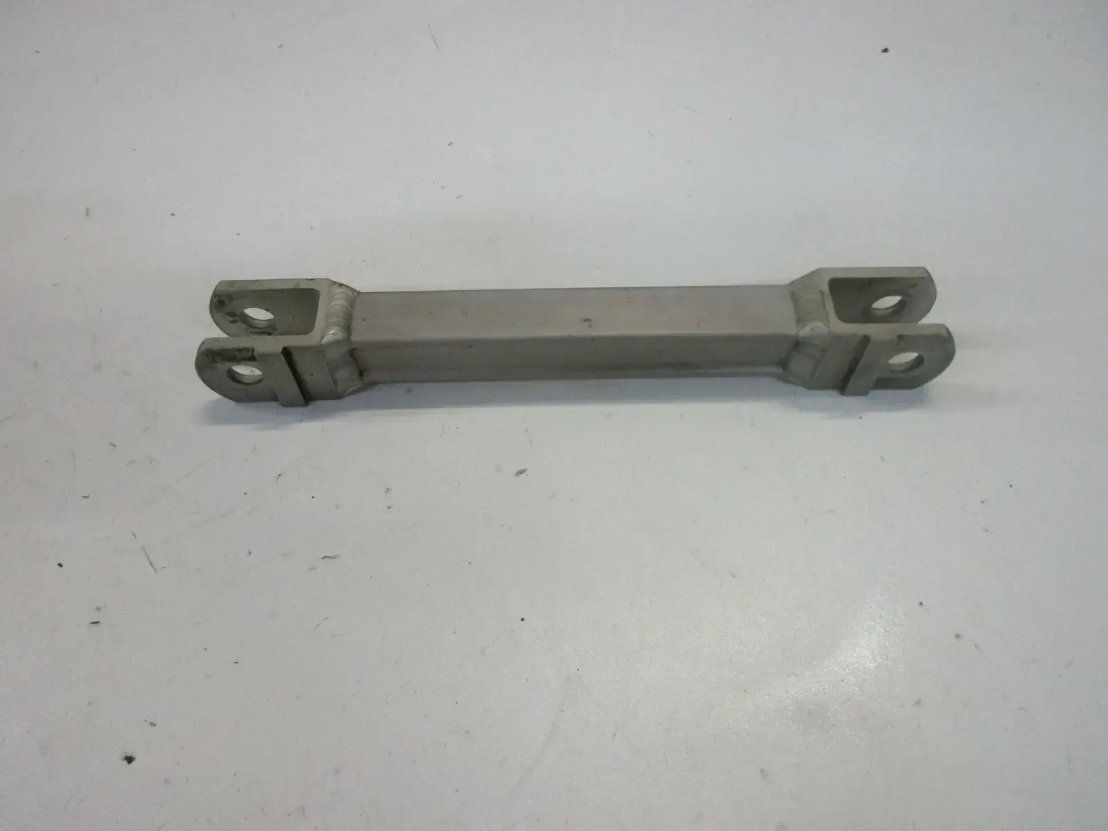 O1. Kawasaki GPZ 600 R ZX600A Reaktionstrebe Halter Bremssattel Schwinge Strebe - Bild 1