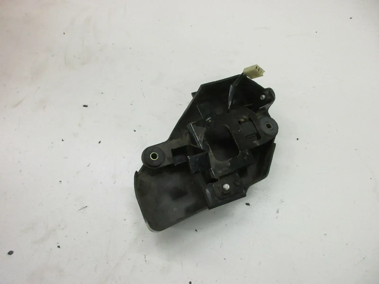 O1. Kawasaki Z 550 LTD KZ550B Relaiskasten Halter Abdeckung Verkleidung Rahmen - Bild 1