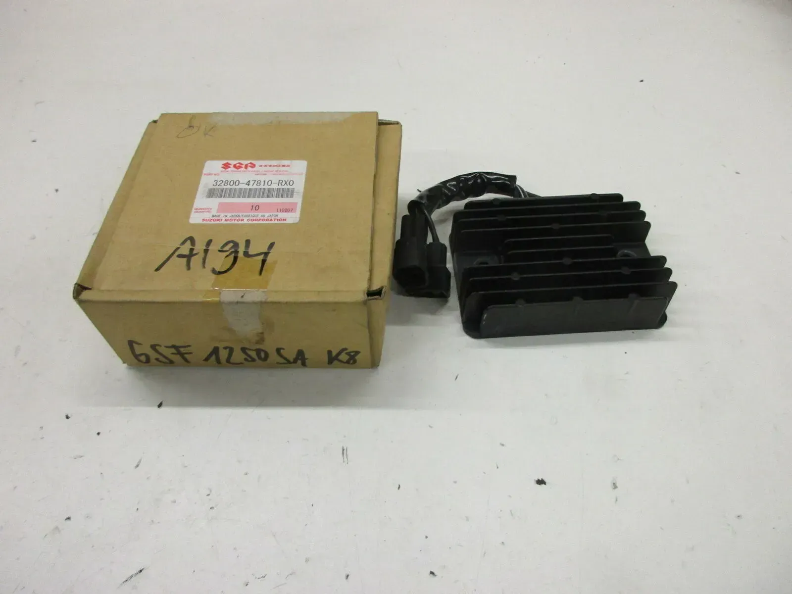 A194. Suzuki GSF 650 Gleichrichter Spannungsregler Lichtmaschine 32800-47810-RX0 - Bild 1