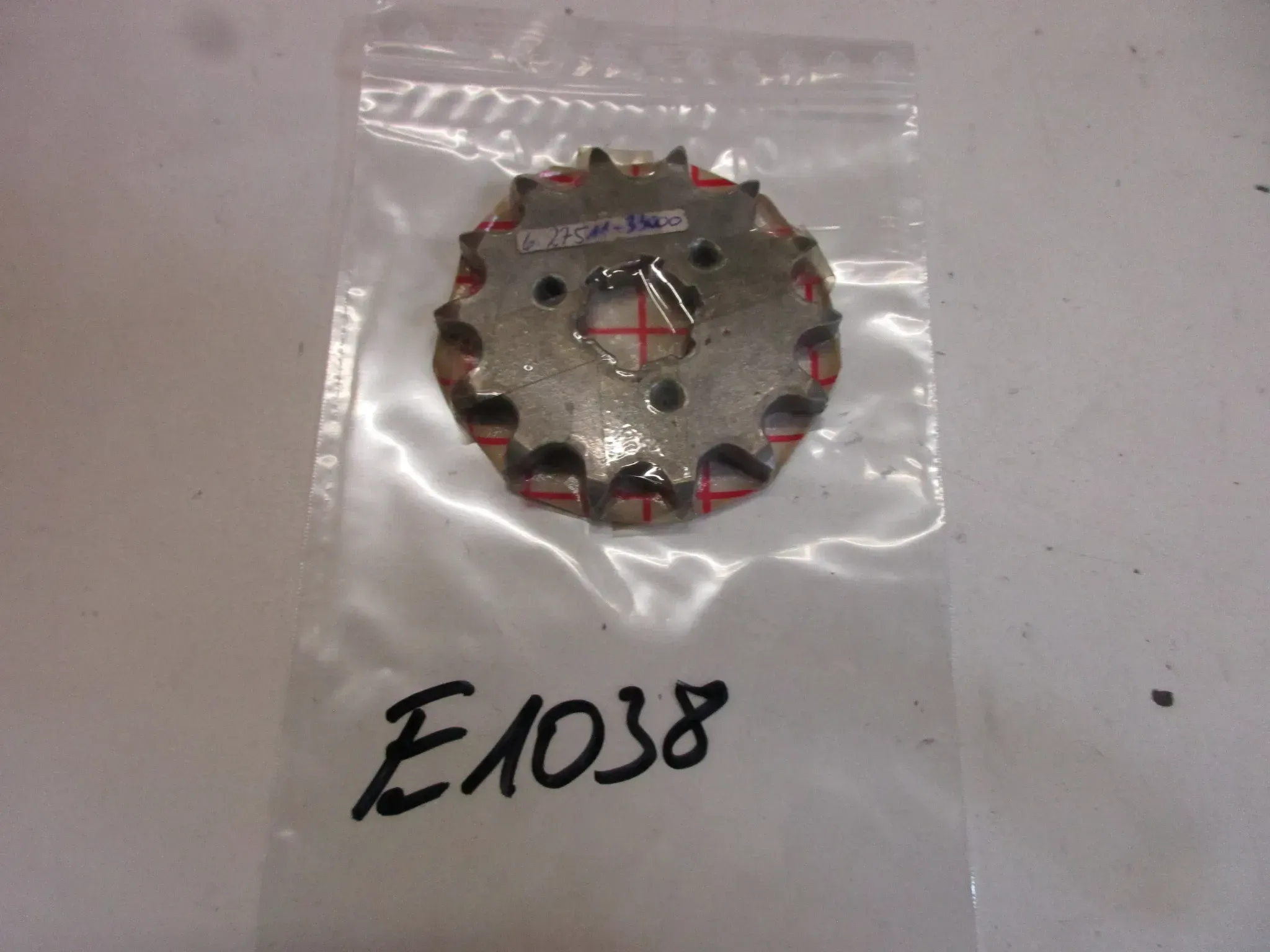 E1038. Suzuki GT 380 Ritzel Zahnrad 27511-33000 Motor vorne 14 Z sprocket - Bild 1