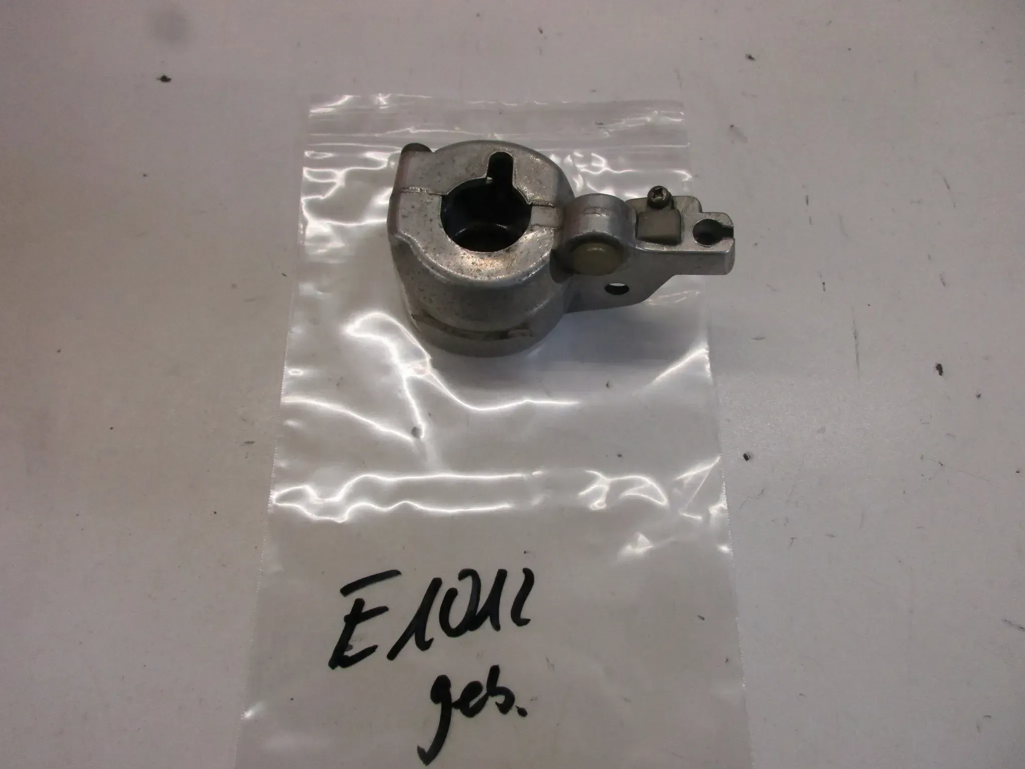 E1012. Suzuki RV 50 Lenkerschalter Gehäuse 57700-27600 Armatur Lenker Lenkarmatur - Bild 1