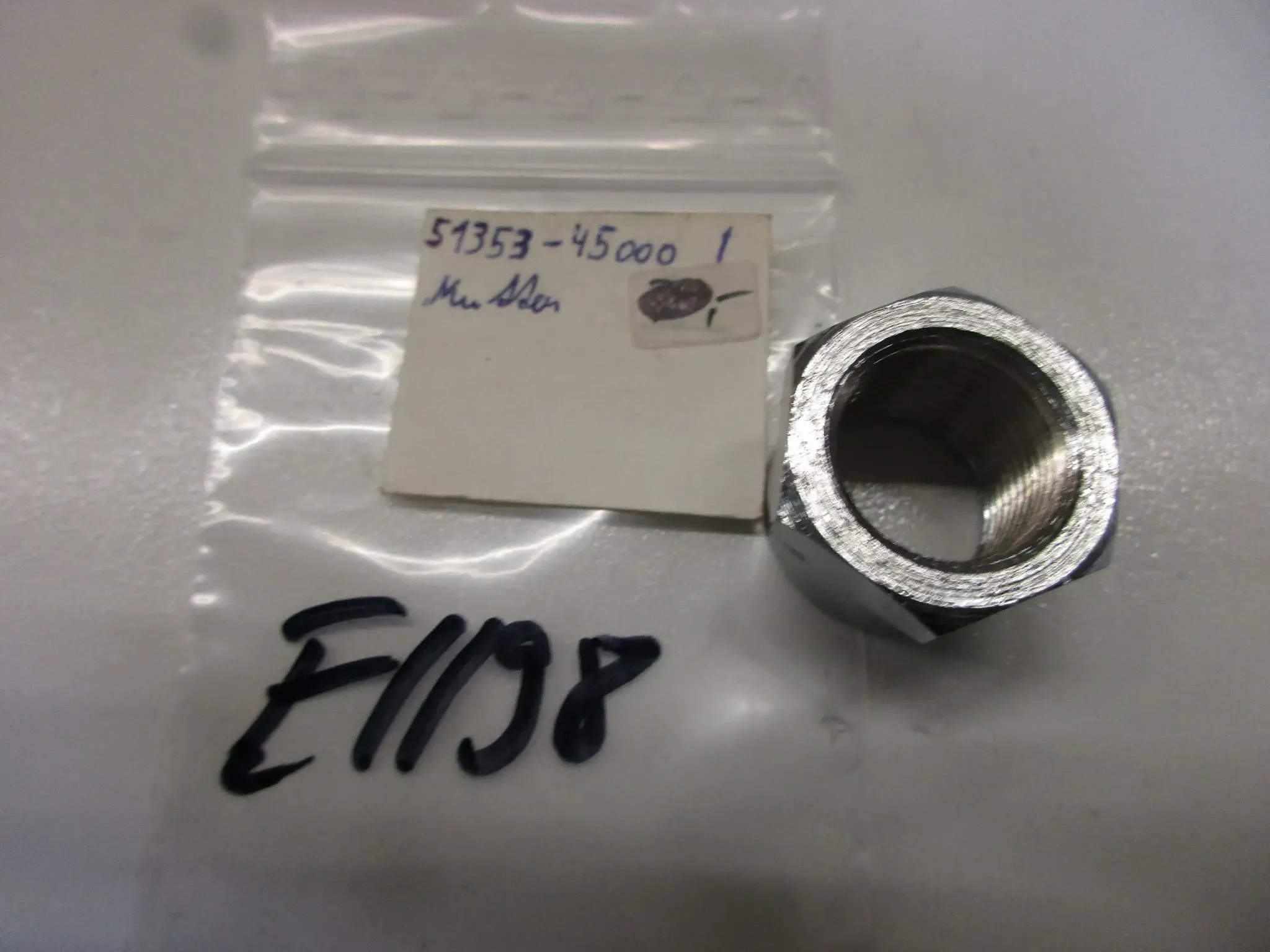 E1198 Suzuki GSX 750 E Schraube Mutter 51353-45000 Gabel Gabelbrücke Hülse Nut - Bild 1