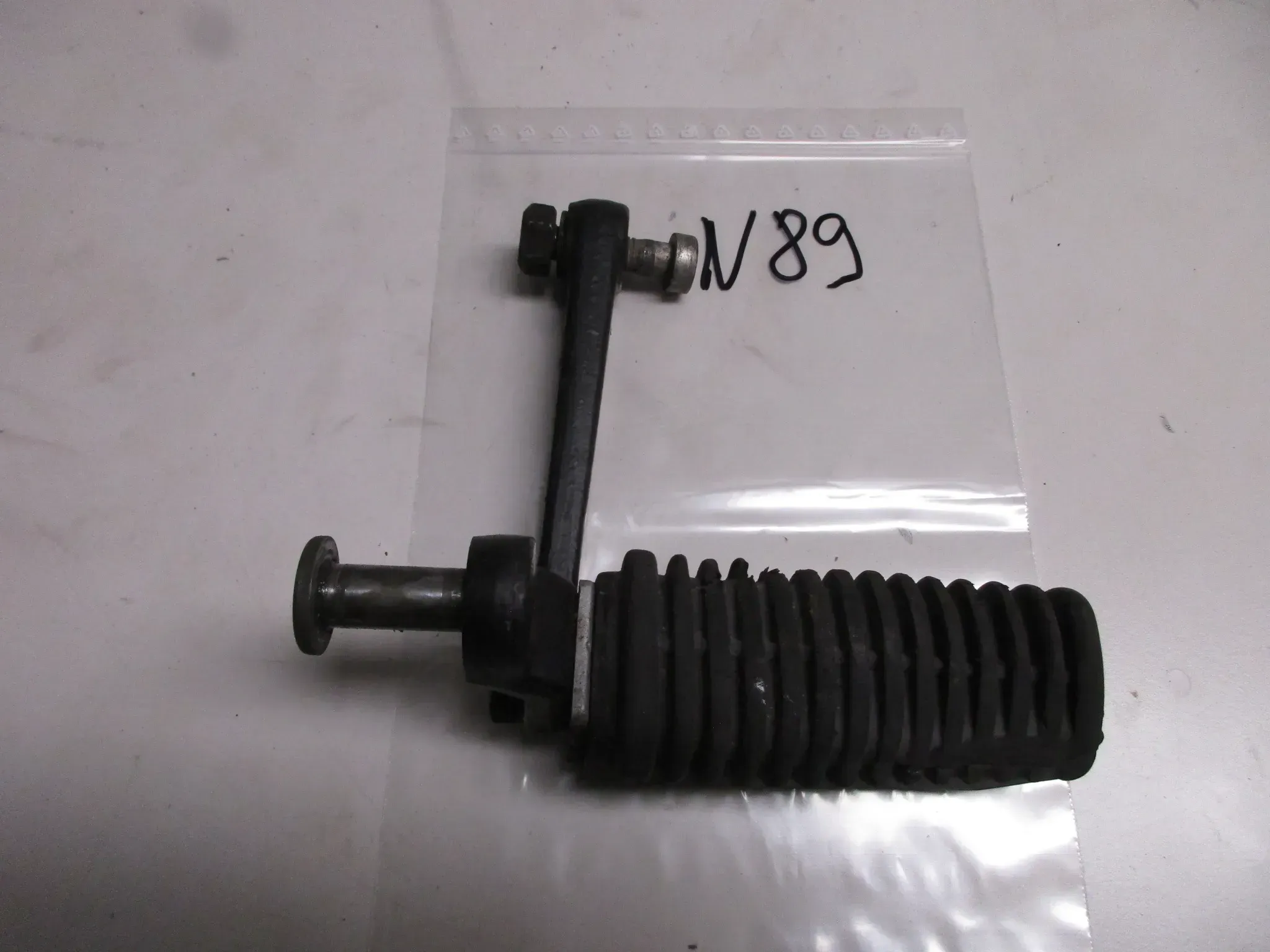 N89 BMW R65_75_90_100 Fahrerraste vorne links Fussrate 1454887 Halter - Bild 1
