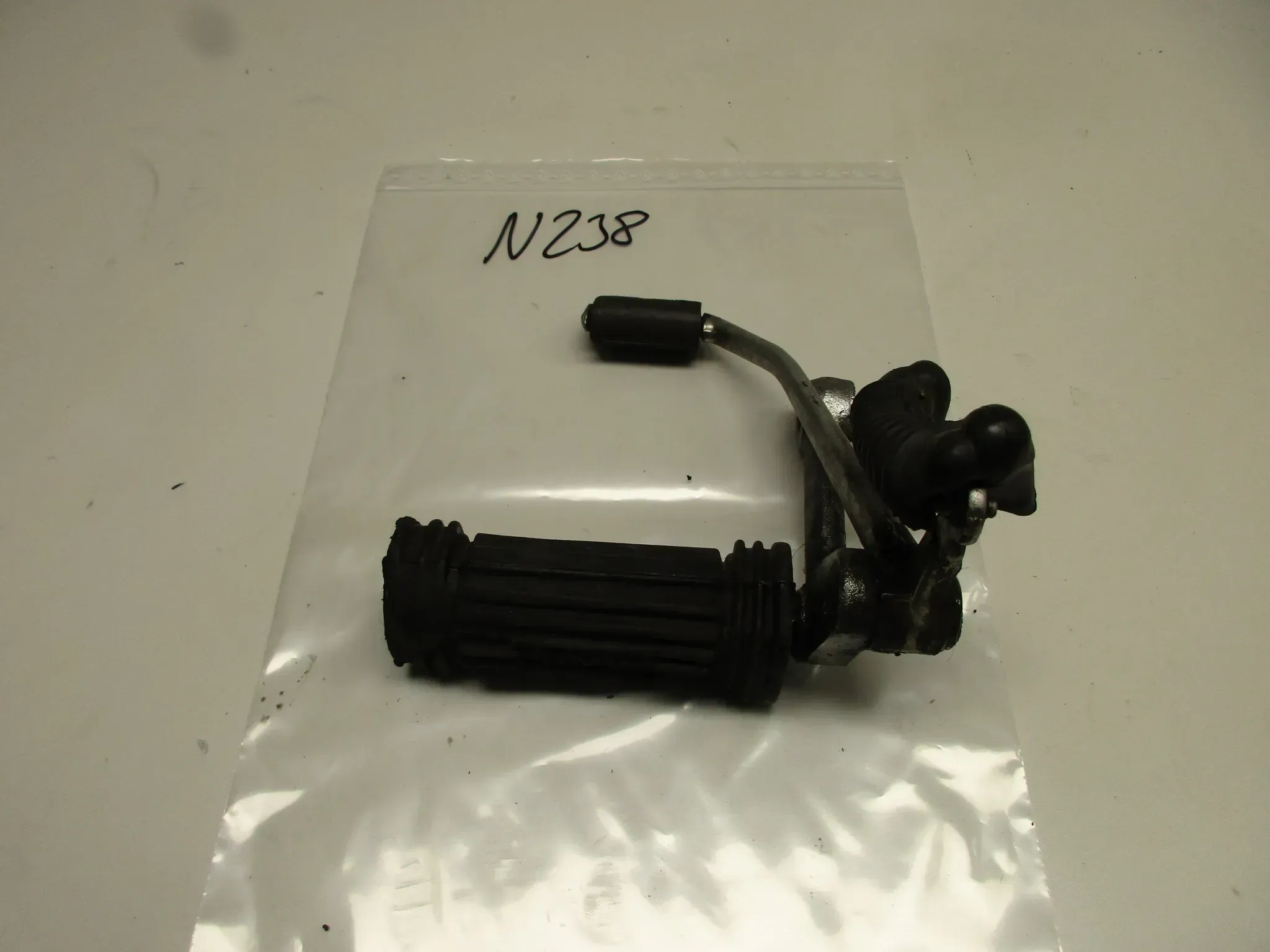 N238 BMW R100 S Fußraste vorne links Schalthebel Fussraste 12367333 - Bild 1