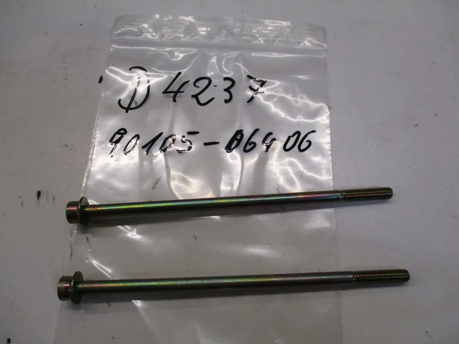 D4237 Schraube 90105-06406 Zylinder Yamaha XT 250_350 TTBolzen 6x147 mm Stange - Bild 1