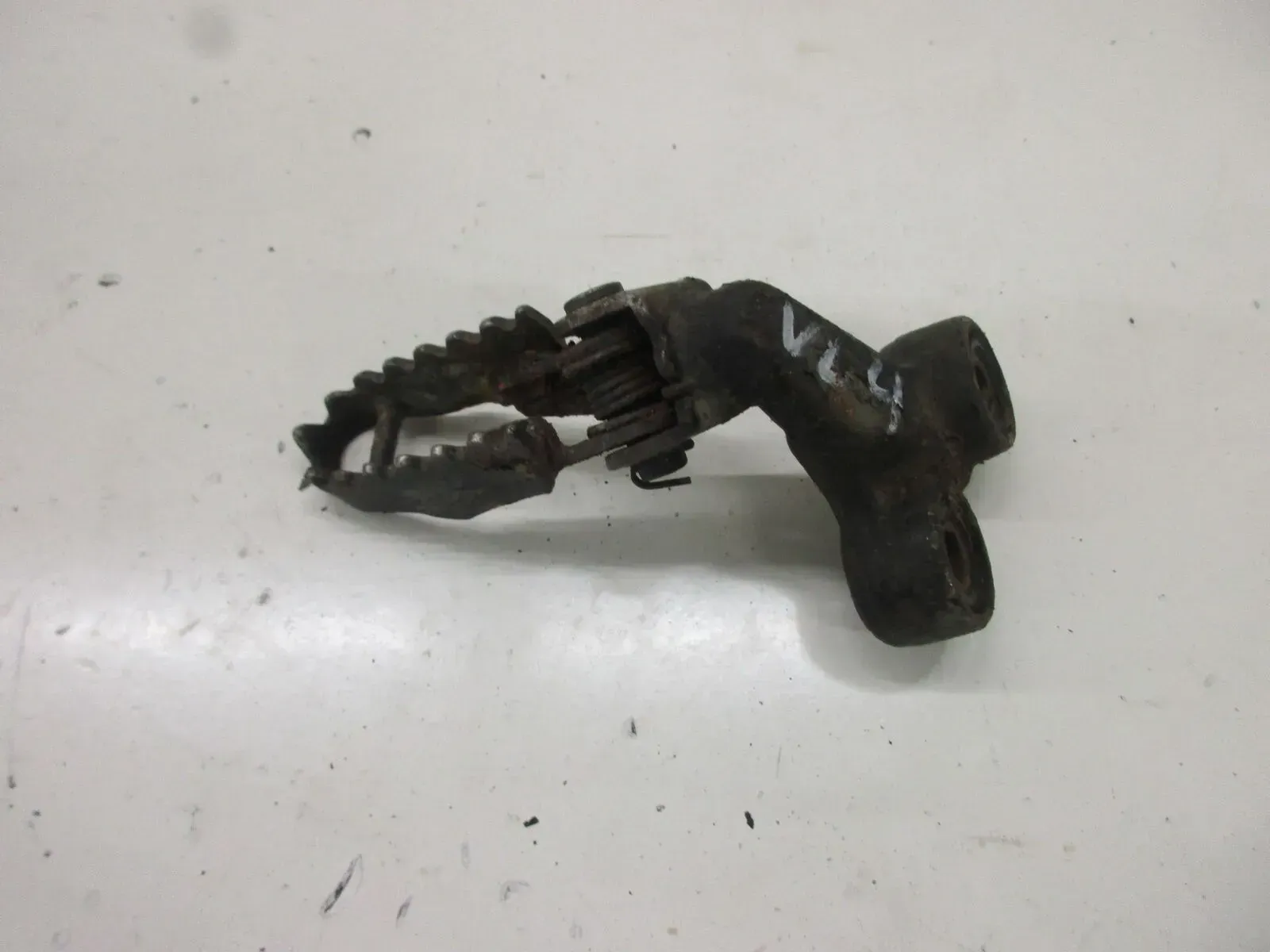 1. Suzuki DR 600 R SN 41 A Fußraste 4 vorne links Fußrastenhalter Fußrastenbrück - Bild 1