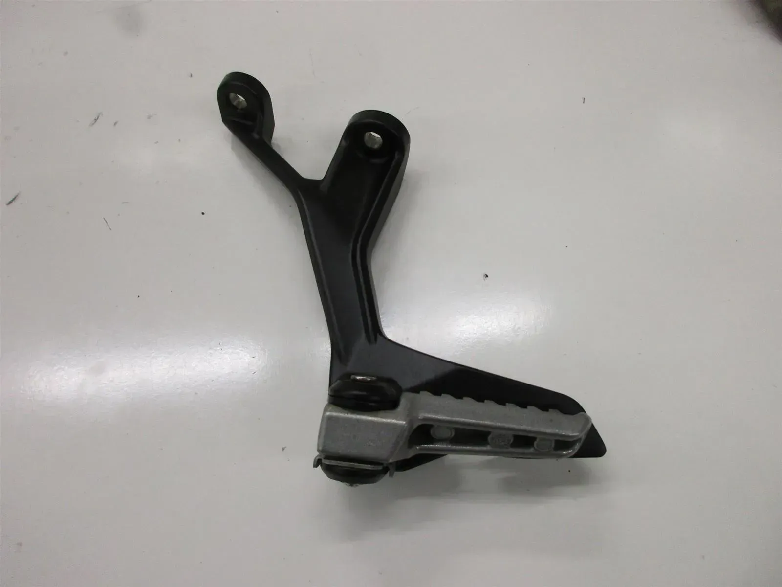Fußrastenhalter hinten links Fußraste 1. Kawasaki Ninja 400 EX 400 G Soziusraste - Bild 1