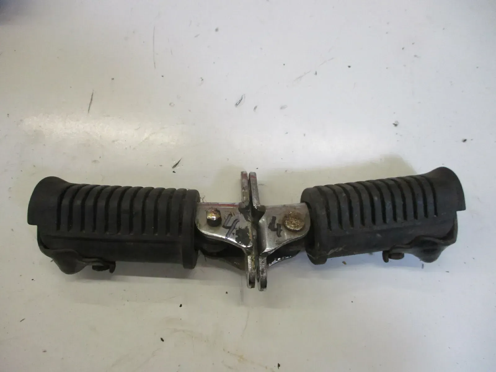 6. Honda CB 900 F_F2 Bol d`Or SC 01 Fußraste (4) vorne rechts links Fußrastenhal - Bild 1