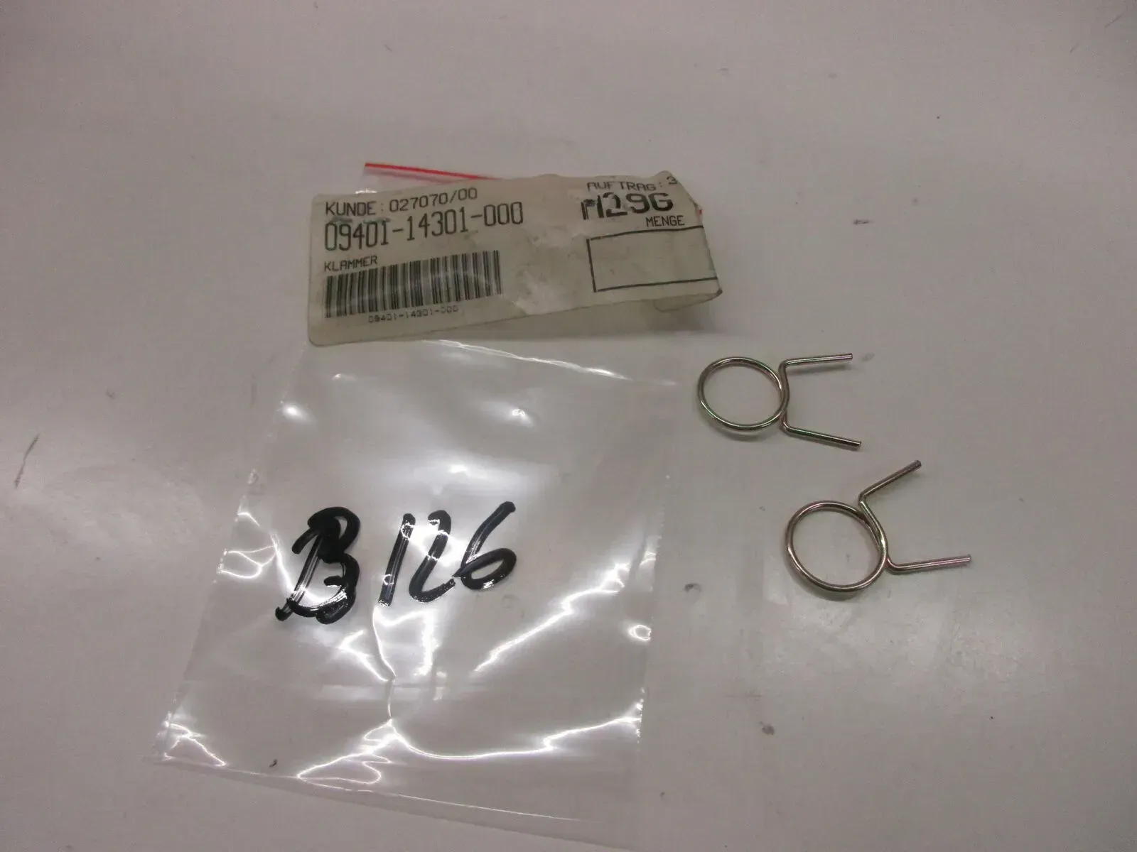 B126. Suzuki GSX-R 750 Klammer Luftfilterkasten Air Box Clip 09401-14301 - Bild 1