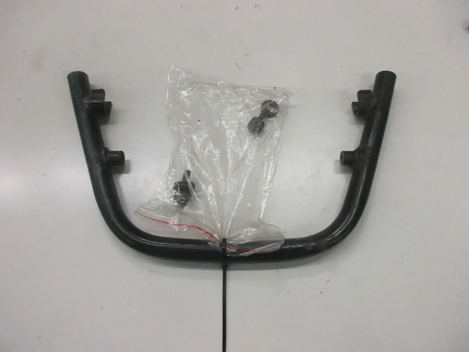 4. Kawasaki GPZ 305 EX305A BD Haltegriff Soziusgriff mit Schrauben Beifahrergrif - Bild 1