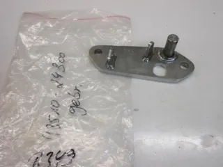 B349. Suzuki LS 650 P Fußrastenhalter vorne rechts Fussraste 43510-24B00 - Bild 1