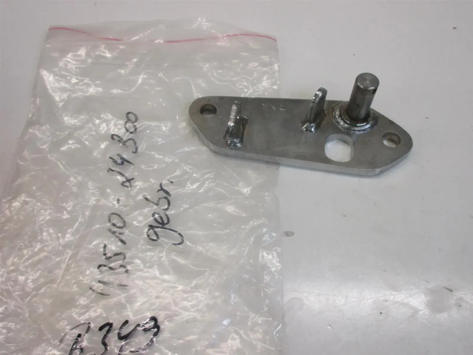 B349. Suzuki LS 650 P Fußrastenhalter vorne rechts Fussraste 43510-24B00 - Bild 1