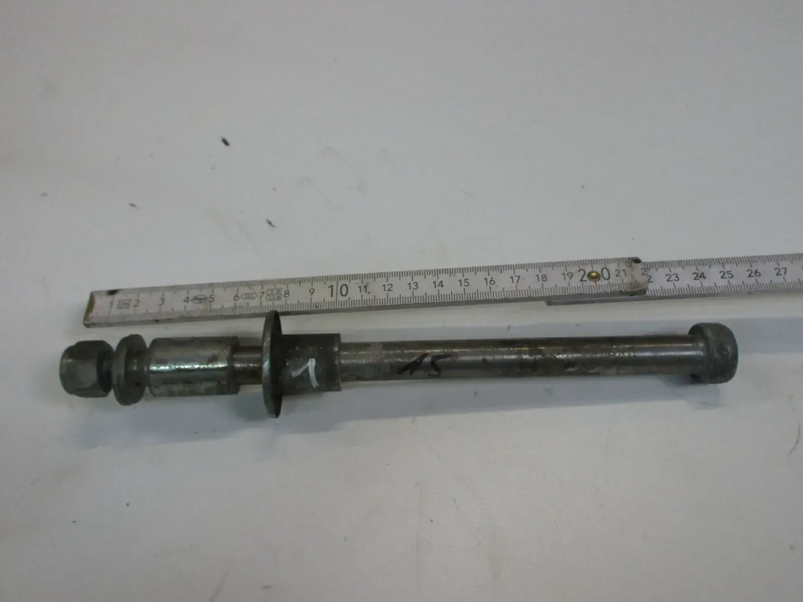 O. Suzuki GS 550 M KATANA Steckachse (1) vorne Achse Vorderrad Felge axle wheel - Bild 1