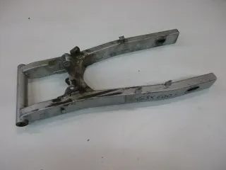 O1. Suzuki GSX 600 F GN72B Schwinge Hinterrad Aufhängung Felge Rahmen swing arm - Bild 1