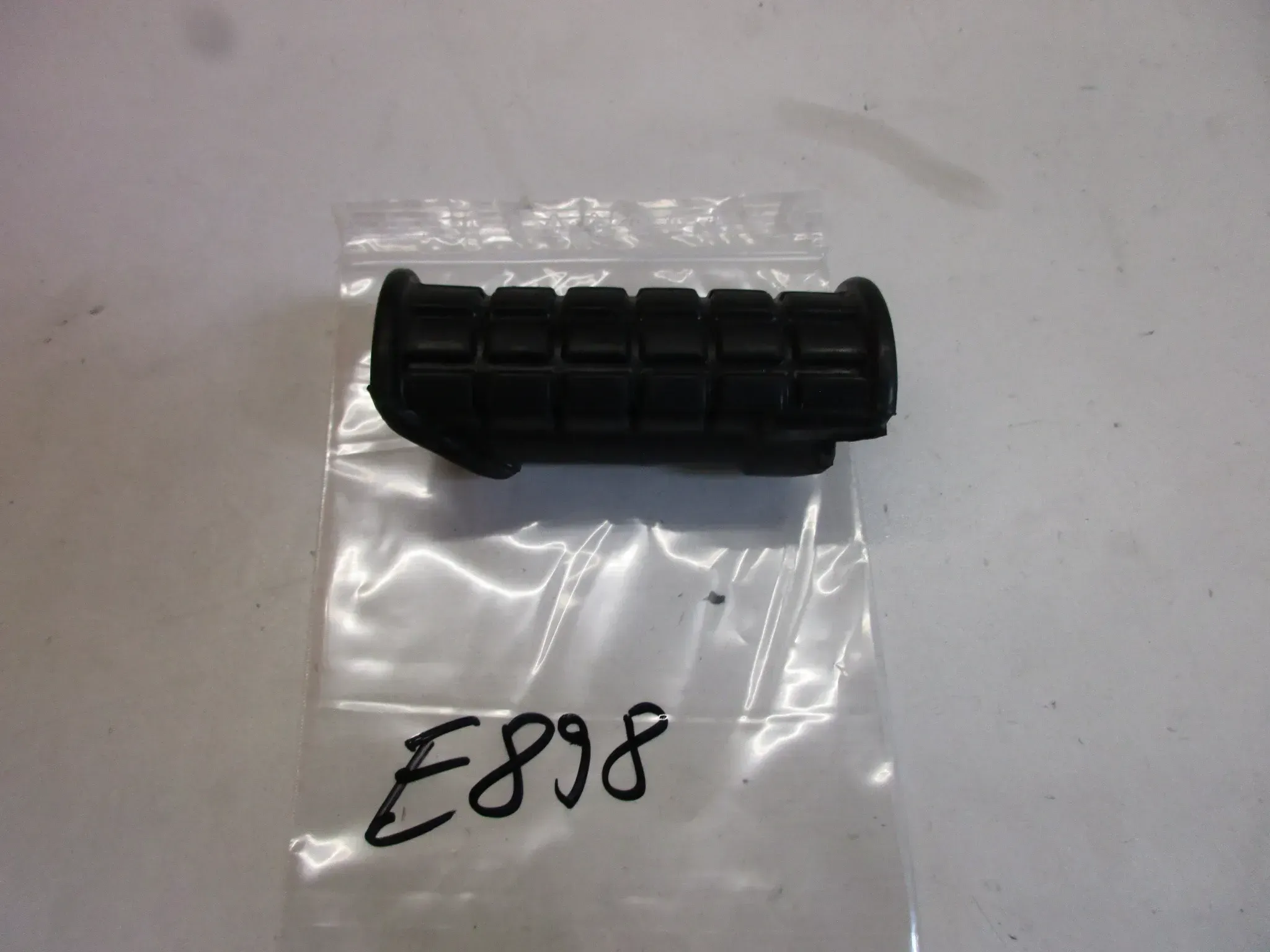 E898. Suzuki GT 380 Ersatzpedal Fußraste 43551-33001 vorne rechts Pedal Fussraste - Bild 1