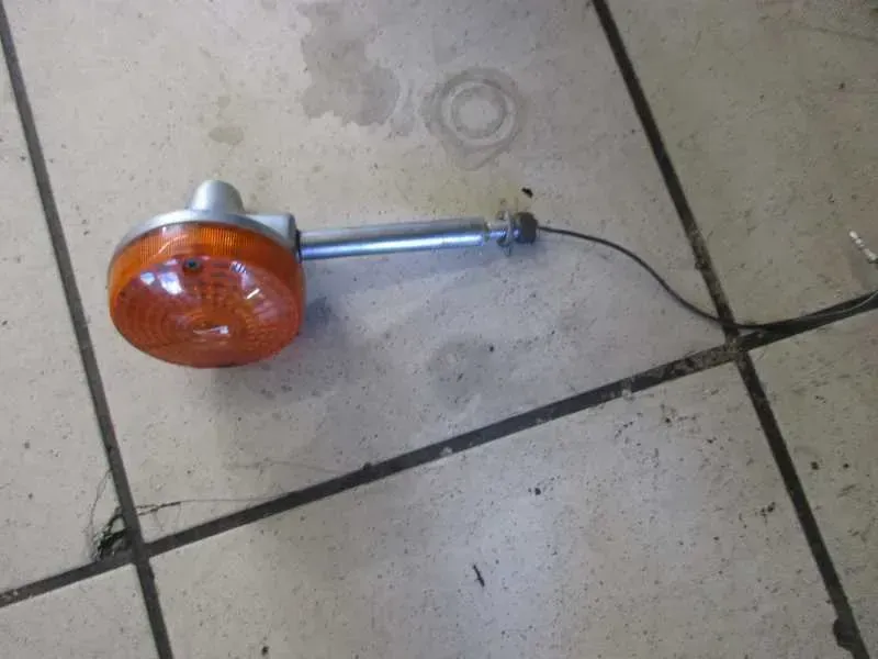 1. SUZUKI GS 550 E BLINKER VORNE LINKS TURN SIGNAL - Bild 1