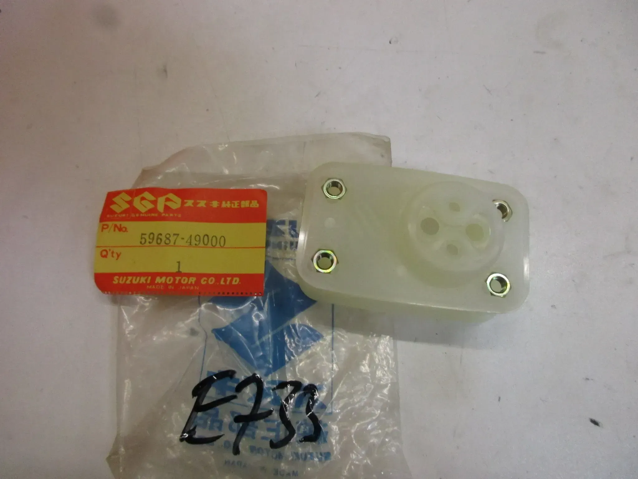 E733. Suzuki GS 650 G GS 550 M Bremsflüssigkeitsbehälter oben 59687-49000 Bremspumpe Öl - Bild 1