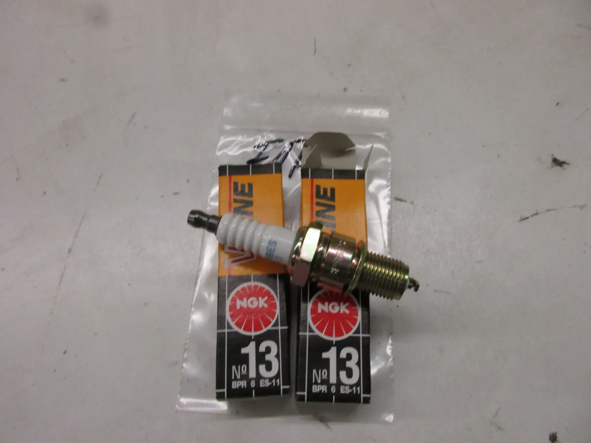 F173 Kawasaki Z 1300 ZG 1200 Zündkerzen NGK BPR6ES-11 V-Line 2x Motor - Bild 1