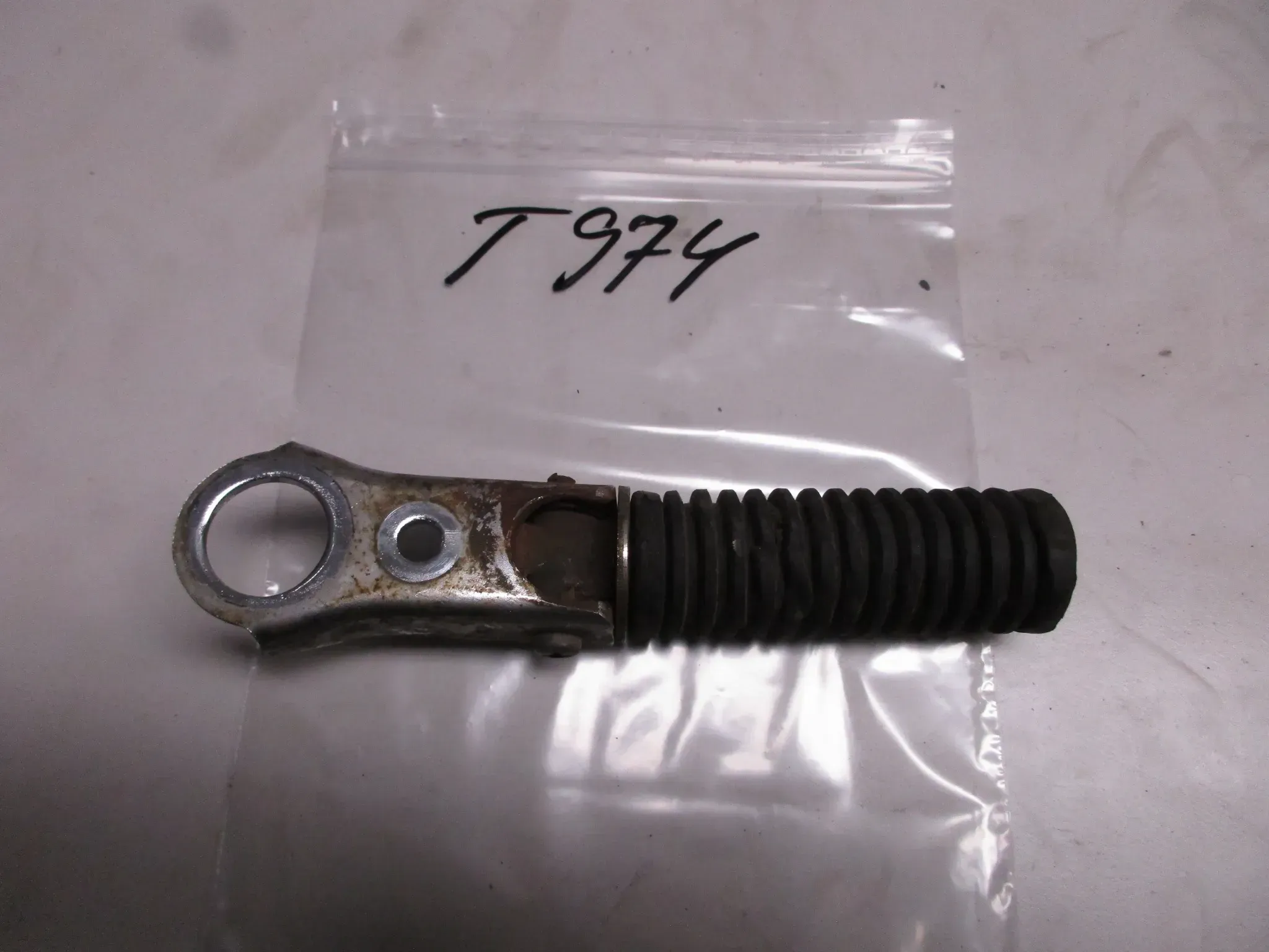 T974 Honda CB 750 F CB 900 F BOL D´OR Soziusraste hinten rechts Fußraste - Bild 1