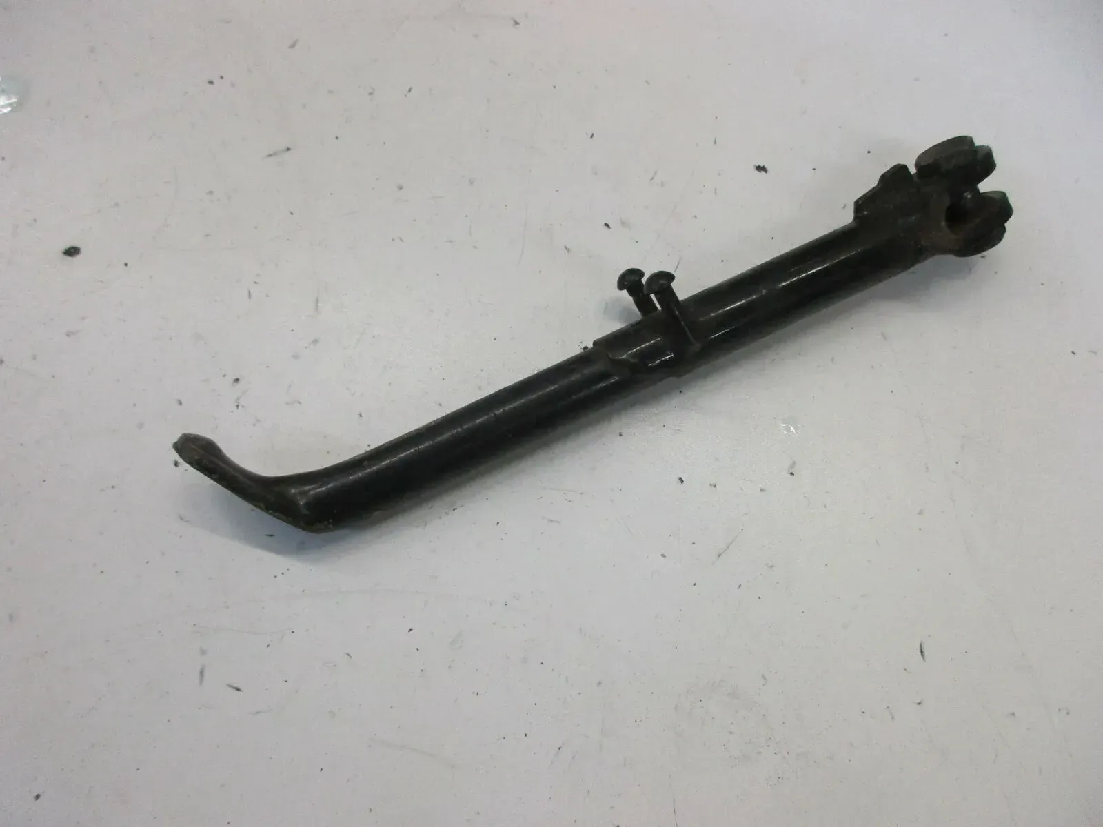 O1. Kawasaki GPZ 550 UT ZX 550 A Seitenständer mit Bolzen Kippständer side colum - Bild 1