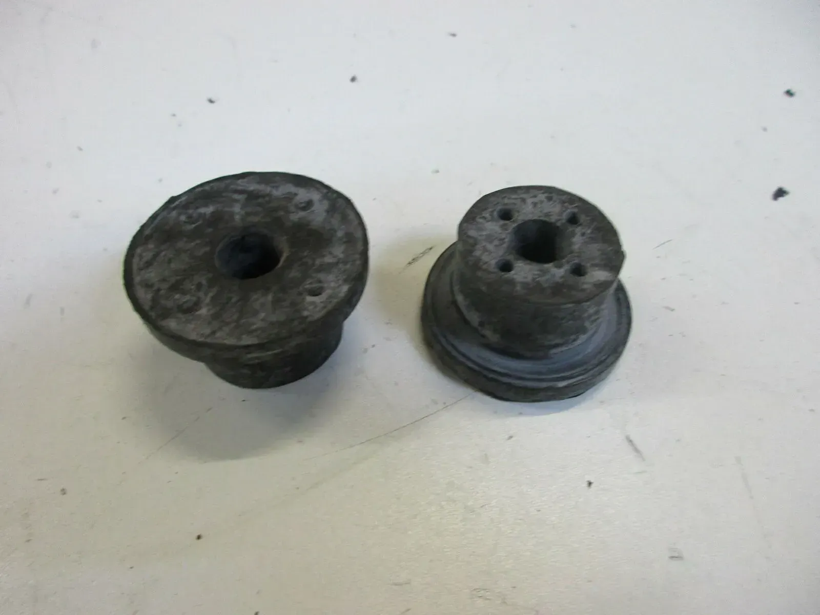O. Yamaha XS 650 SE Bj.81 Gummidämpfer Vibrationsgummi Dämpfer Verkleidung - Bild 1