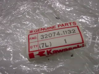R122. Kawasaki GPX 600 R ZX600 Sitzbankverriegelung Sitz Verschluß 32074-1132 - Bild 4