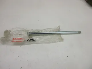 A190. Suzuki GSX 600 F Achse Schraube Schwingenachse Bolzen Schwinge 61211-19C00 - Bild 1