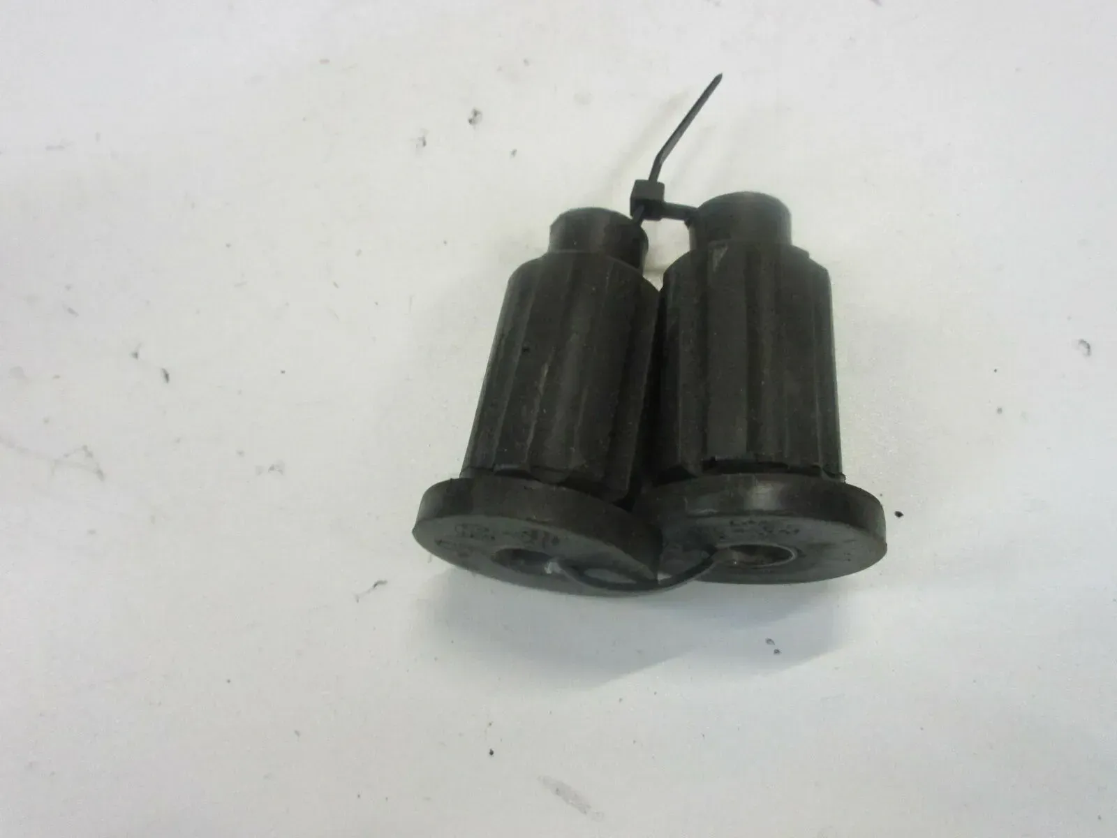 O1. Kawasaki GPZ 600 R ZX600A Abstandshalter Muffe Bolzen Rahmen Motor - Bild 1