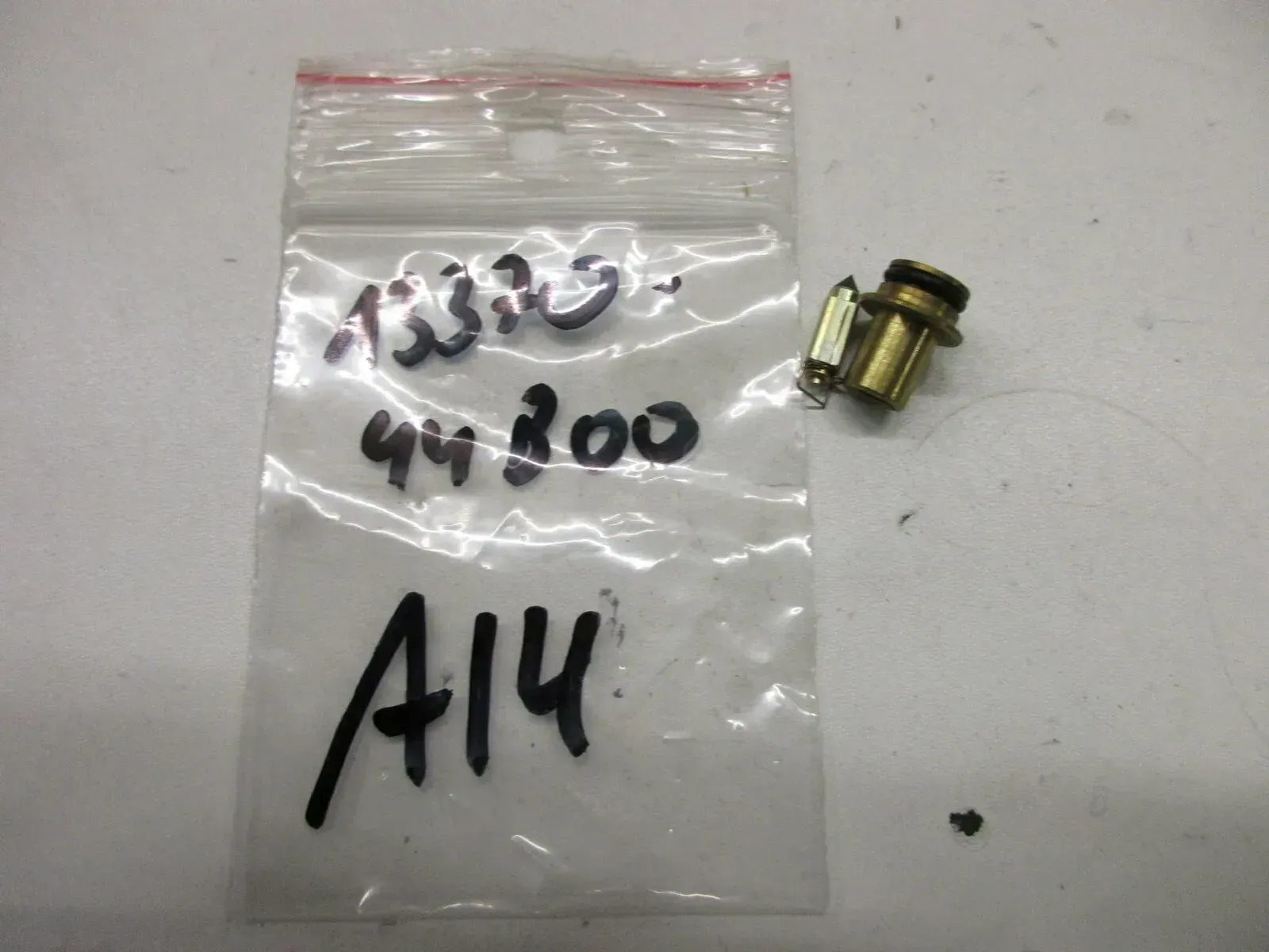 A14. Suzuki DR 800 S Big Vergaserdüse Schwimmerdüse Vergaser 13370-44B00 - Bild 1
