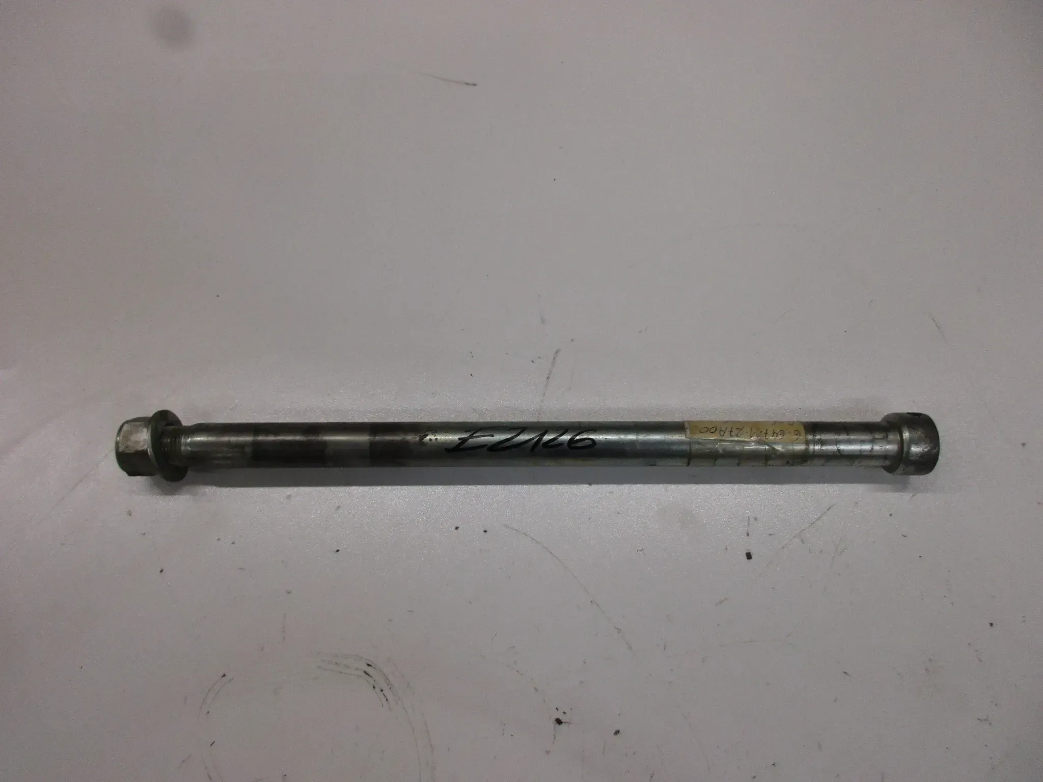 E2126 Suzuki GSX-R 750 Steckachse Achse 64711-27A00 Hinterrad 20 mm Felge axle - Bild 1