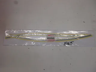 E1685. Suzuki VL 800 Aufkleber Dekor 68750-43H00-ASH Verkleidung Streifen Fender Logo - Bild 1