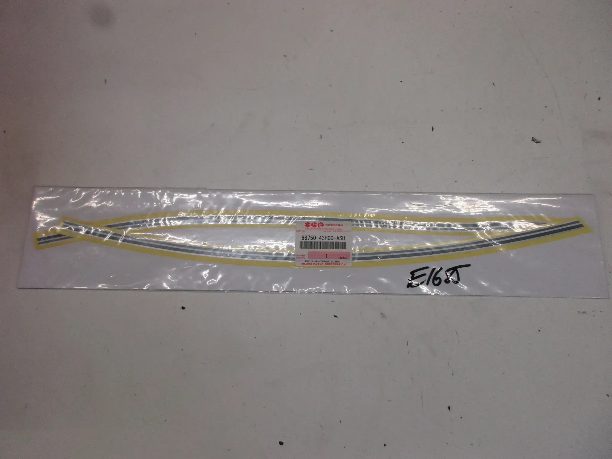 E1685. Suzuki VL 800 Aufkleber Dekor 68750-43H00-ASH Verkleidung Streifen Fender Logo - Bild 1