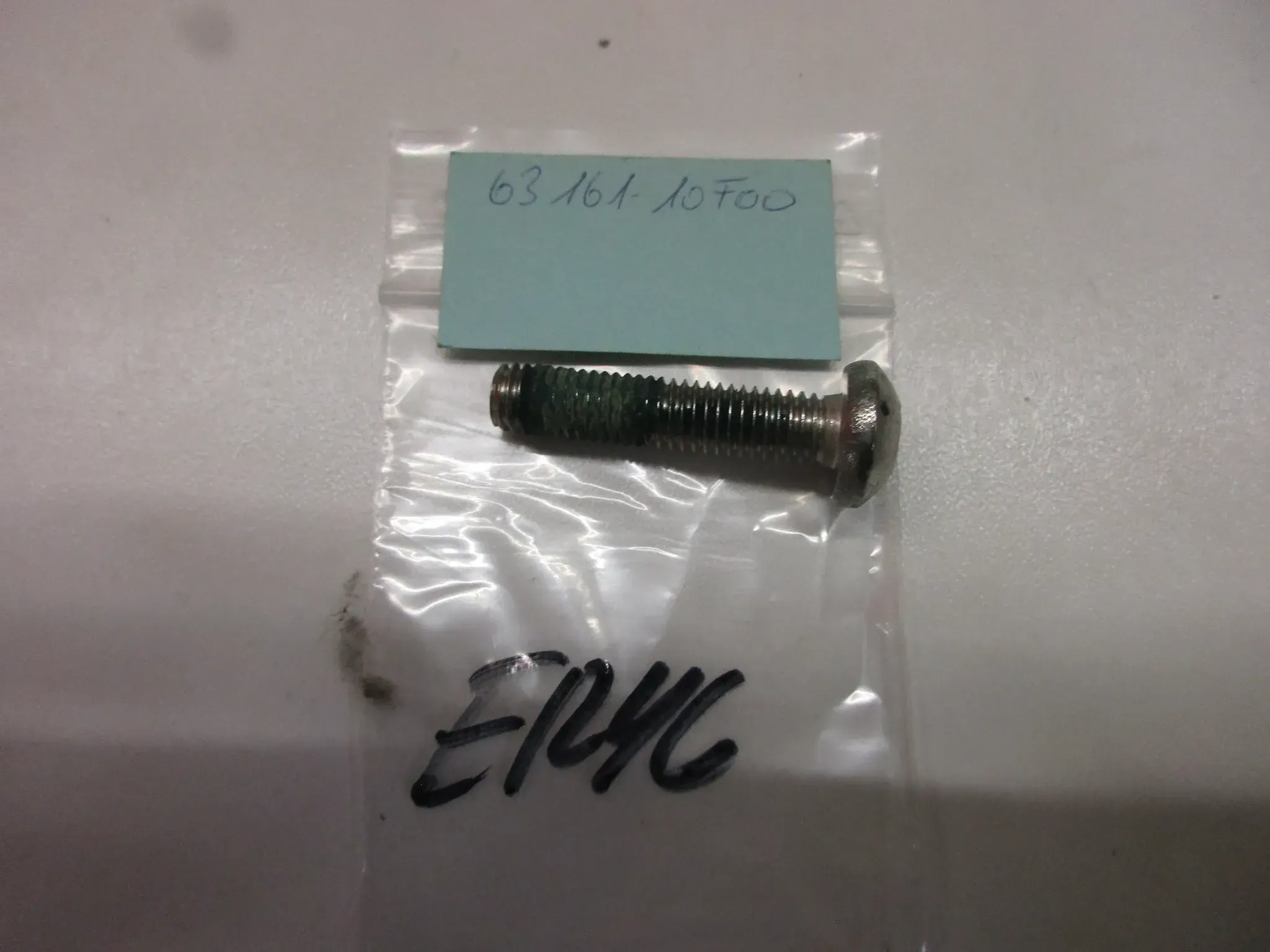 E1246 Suzuki VS 1500 GL Intruder Schraube Bolzen 09106-08072 Rahmen M8 mm Fender hinten - Bild 1
