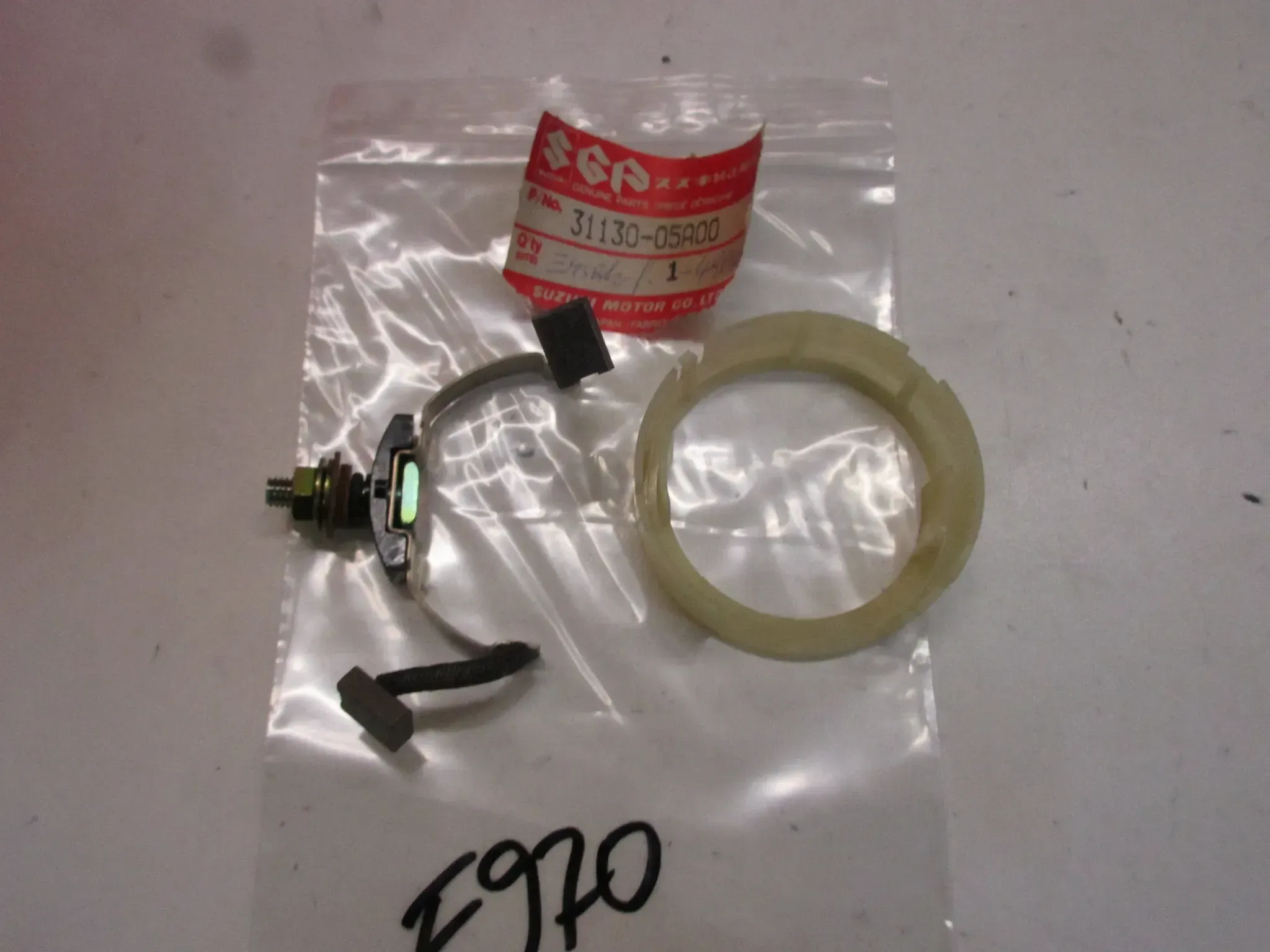 E970. Suzuki GS GSX Kohlenbüsten Anlasser 31130-05A00 Kohlen Motor brusher - Bild 1