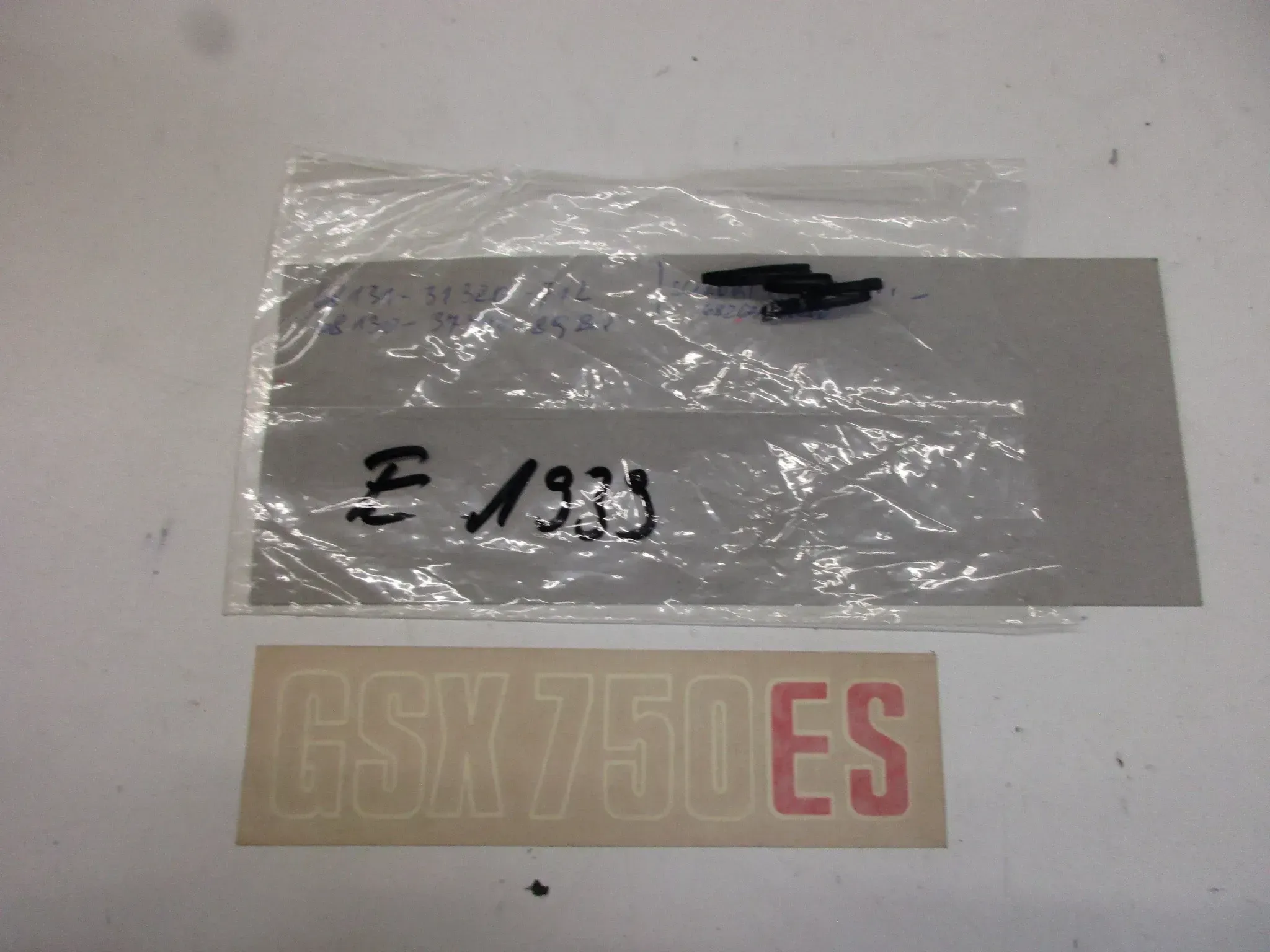 E1939. Suzuki GSX 750 ES Aufkleber Schriftzug Dekor Verkleidung Emblem Logo - Bild 1