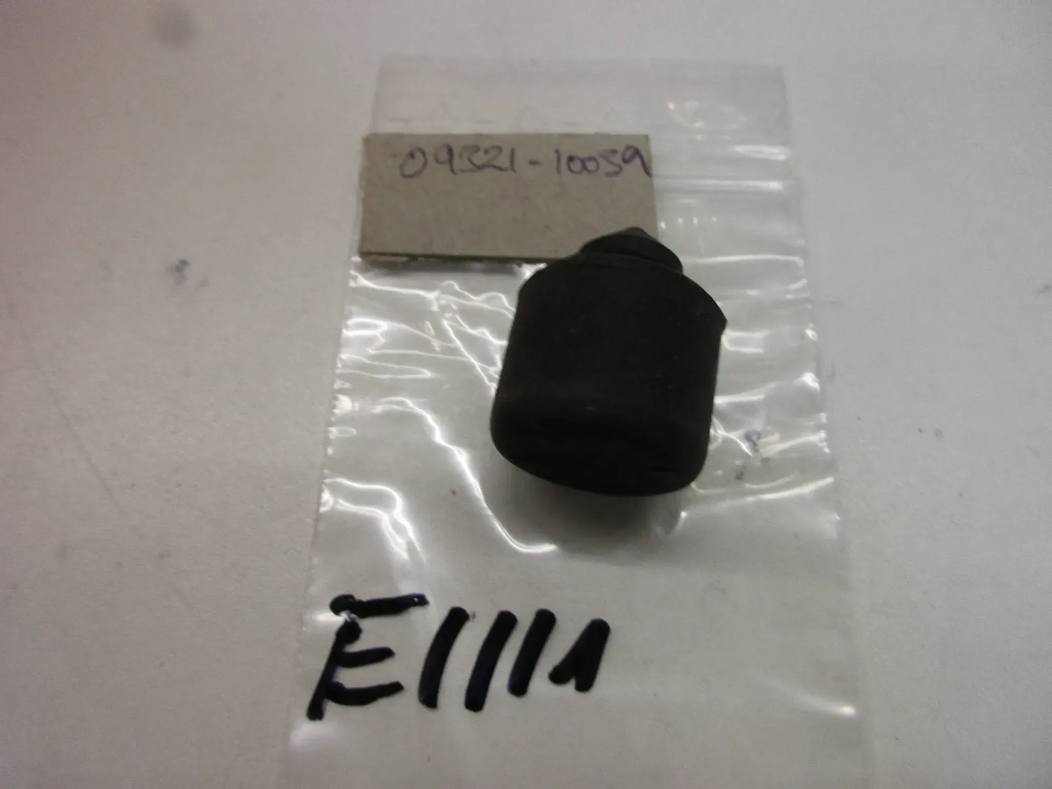 E1111. Suzuki GSX-R 1000 Gummidämpfer Vibrationsgummi 09321-10039 Dämpfer Rahmen - Bild 1