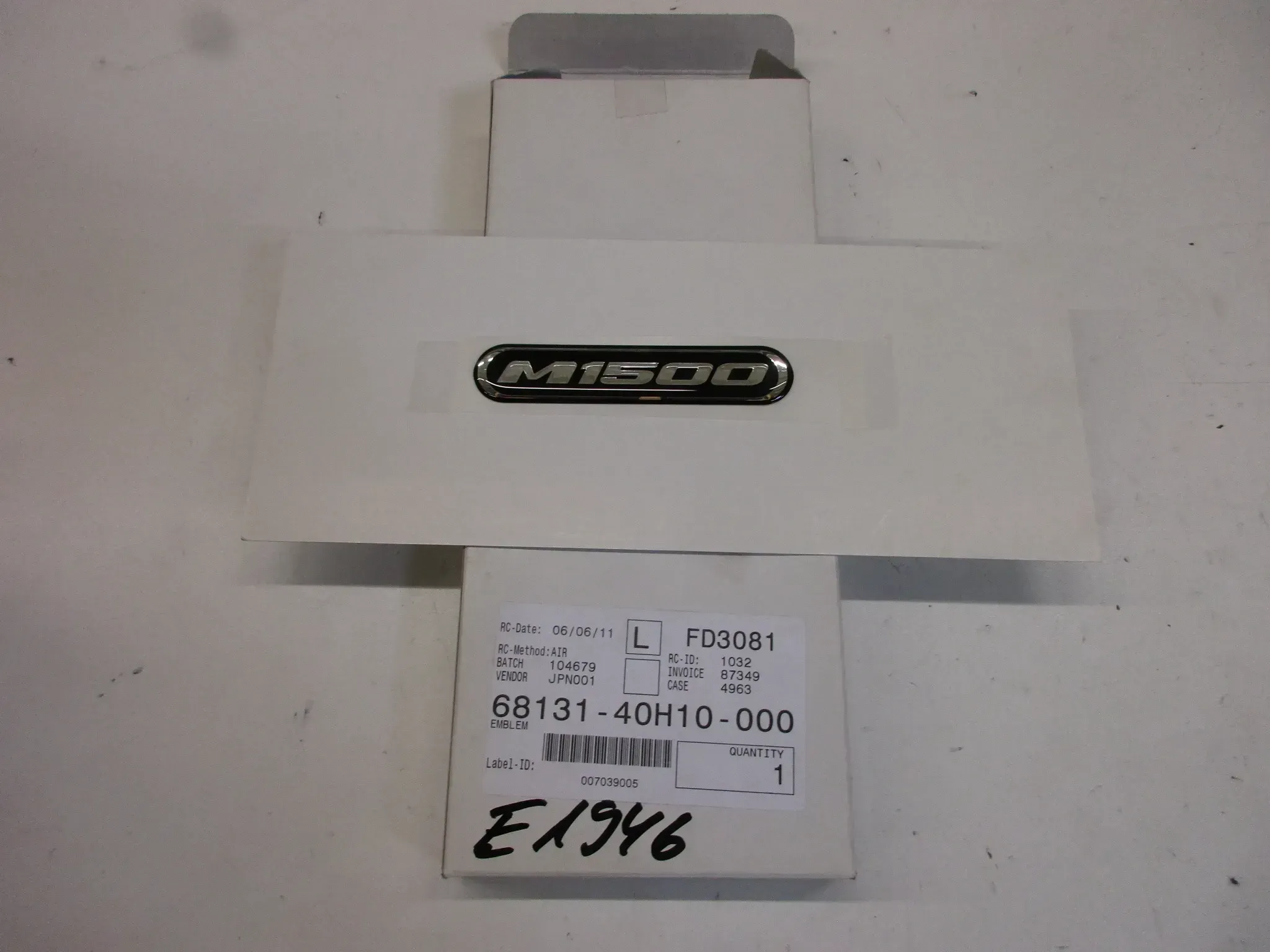 E1946. Suzuki VL 1500 Boulevard Aufkleber Dekor 68131-40H10 Verkleidung Emblem Logo - Bild 1